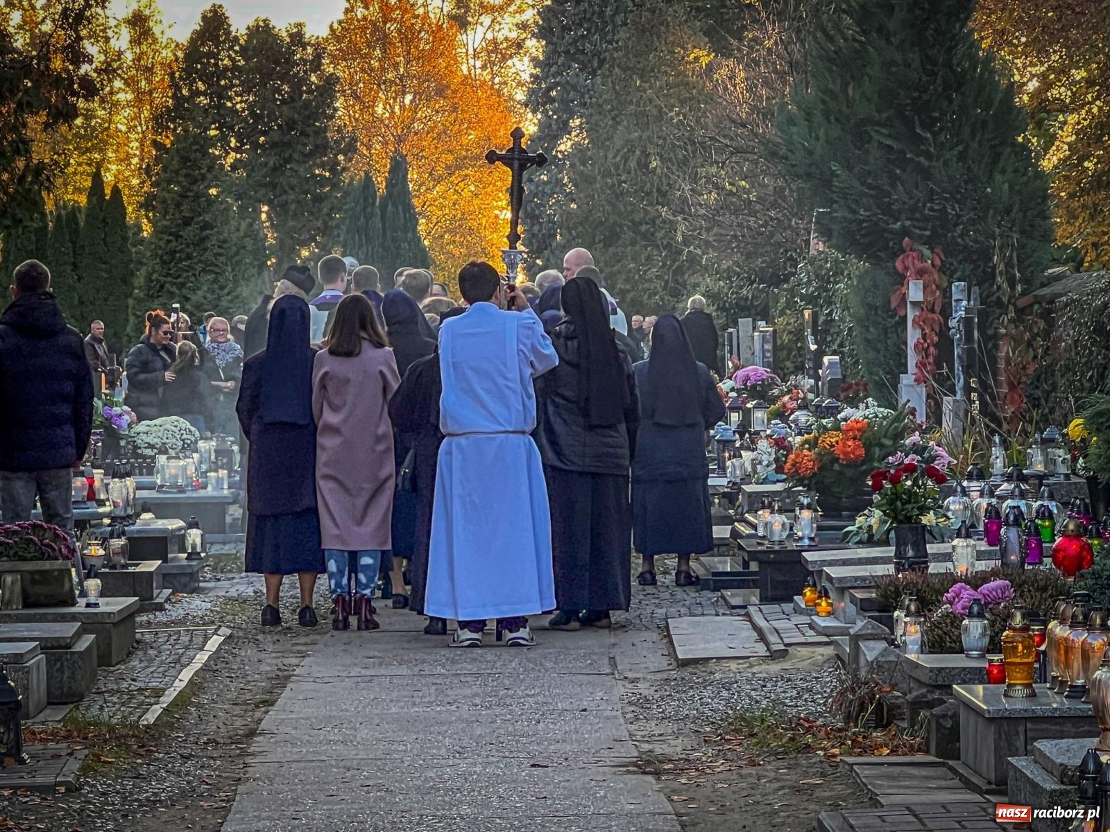 Zdjęcie w galerii na portalu naszraciborz.pl: Nieszpory i procesja na cmentarzu Jeruzalem [FOTO i WIDEO] wiadomości z regionu