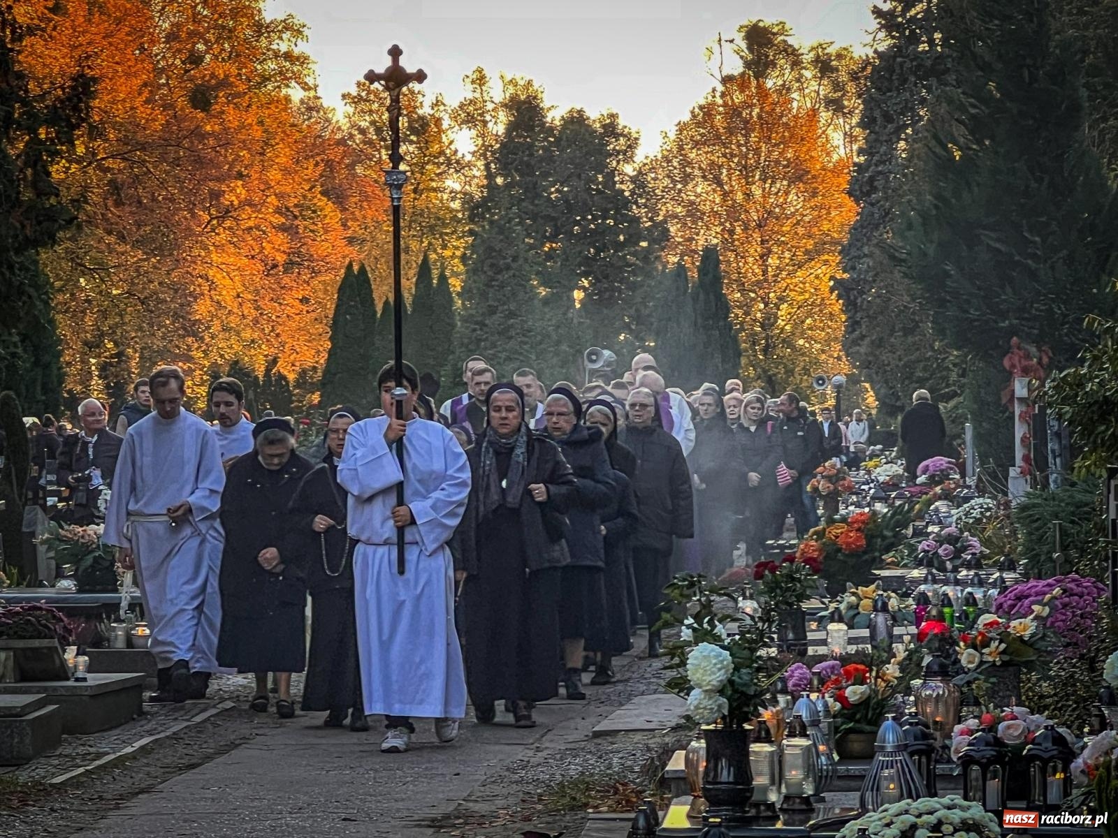 Zdjęcie w galerii na portalu naszraciborz.pl: Nieszpory i procesja na cmentarzu Jeruzalem [FOTO i WIDEO] wiadomości z regionu