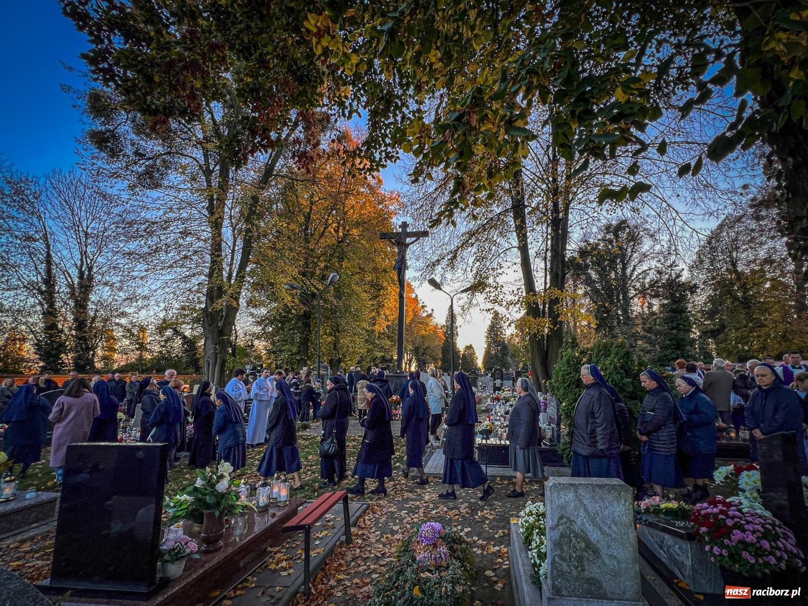 Zdjęcie w galerii na portalu naszraciborz.pl: Nieszpory i procesja na cmentarzu Jeruzalem [FOTO i WIDEO] wiadomości z regionu