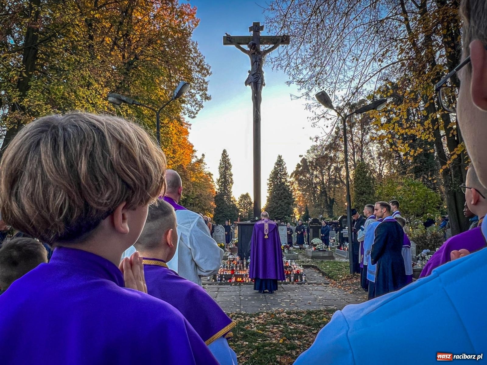 Zdjęcie w galerii na portalu naszraciborz.pl: Nieszpory i procesja na cmentarzu Jeruzalem [FOTO i WIDEO] wiadomości z regionu