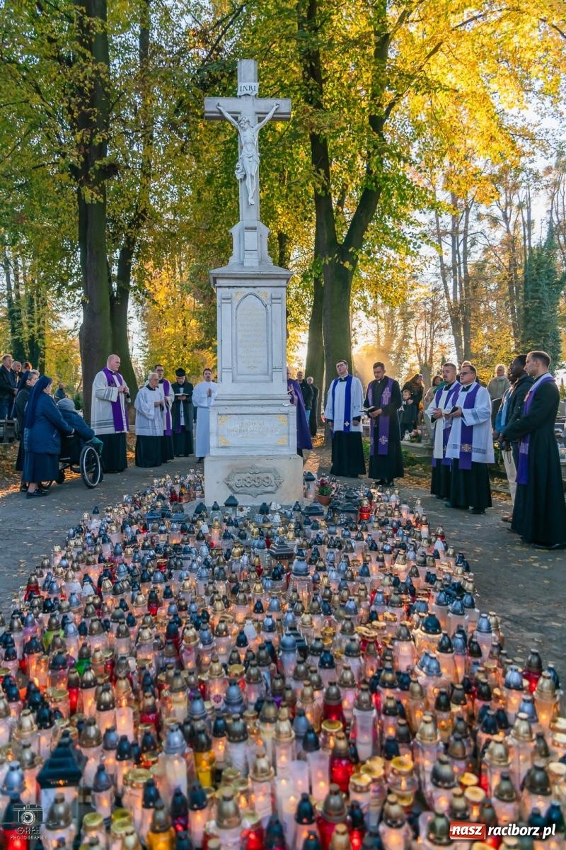 Zdjęcie w galerii na portalu naszraciborz.pl: Nieszpory i procesja na cmentarzu Jeruzalem [FOTO i WIDEO] wiadomości z regionu