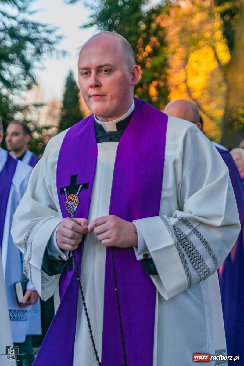 Zdjęcie w galerii na portalu naszraciborz.pl: Nieszpory i procesja na cmentarzu Jeruzalem [FOTO i WIDEO] wiadomości z regionu