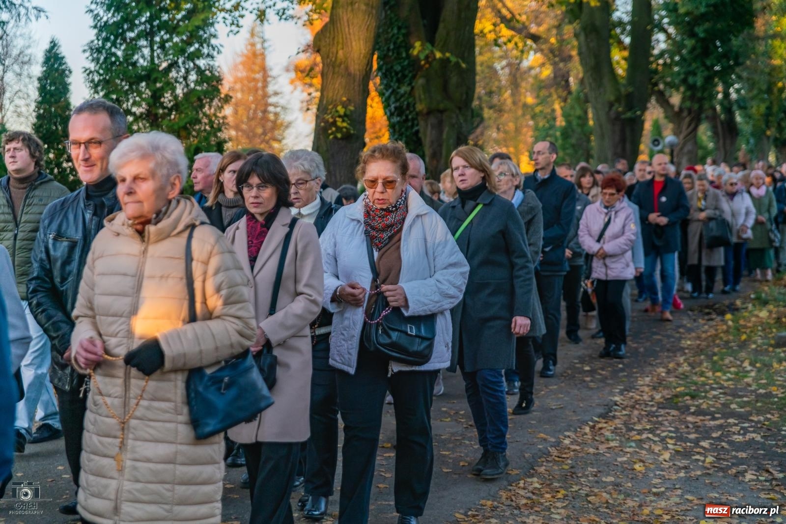 Zdjęcie w galerii na portalu naszraciborz.pl: Nieszpory i procesja na cmentarzu Jeruzalem [FOTO i WIDEO] wiadomości z regionu