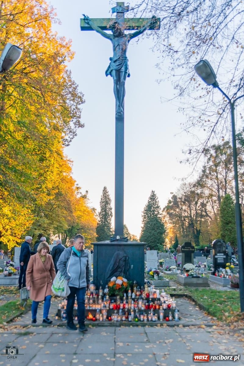 Zdjęcie w galerii na portalu naszraciborz.pl: Nieszpory i procesja na cmentarzu Jeruzalem [FOTO i WIDEO] wiadomości z regionu