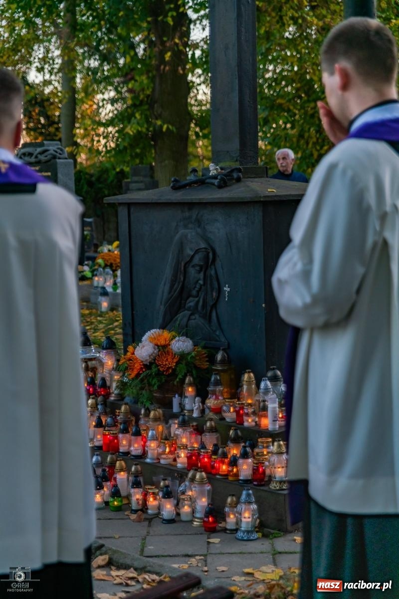 Zdjęcie w galerii na portalu naszraciborz.pl: Nieszpory i procesja na cmentarzu Jeruzalem [FOTO i WIDEO] wiadomości z regionu