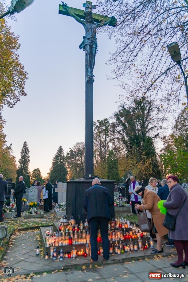 Zdjęcie w galerii na portalu naszraciborz.pl: Nieszpory i procesja na cmentarzu Jeruzalem [FOTO i WIDEO] wiadomości z regionu