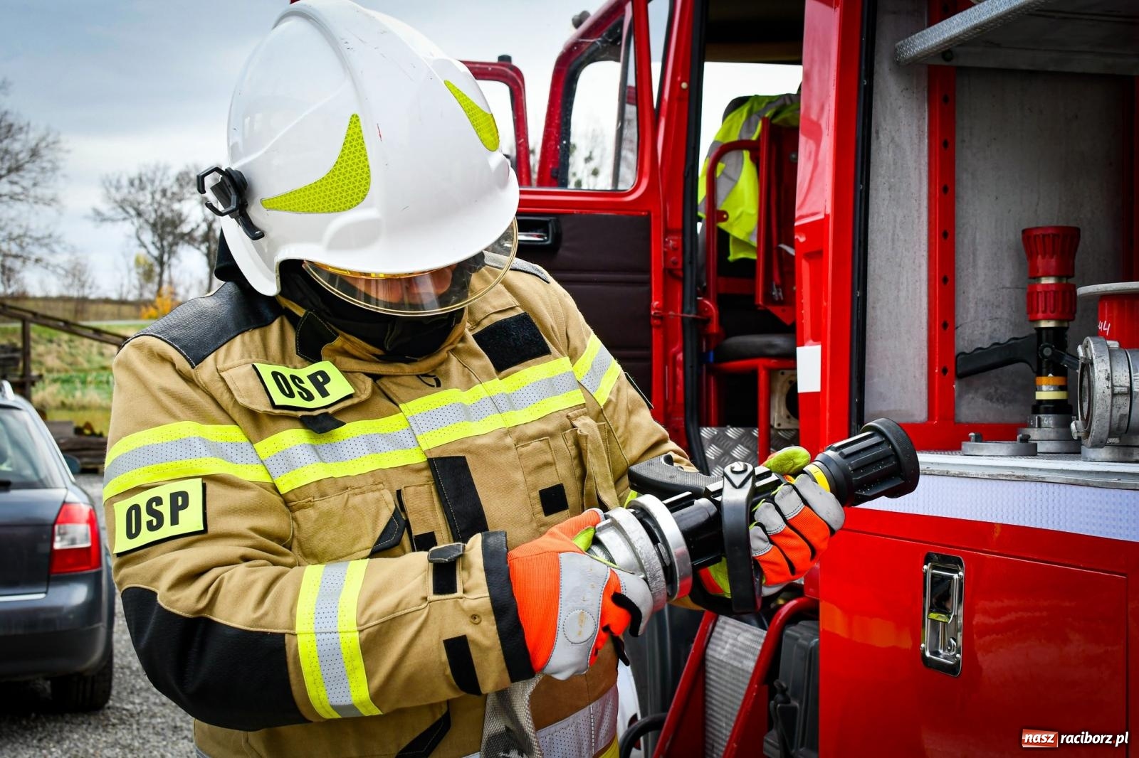 Zdjęcie w galerii na portalu naszraciborz.pl: Pożar w fabryce mebli. Ochotnicy z gminy Kornowac ćwiczyli w Rzuchowie wiadomości z regionu