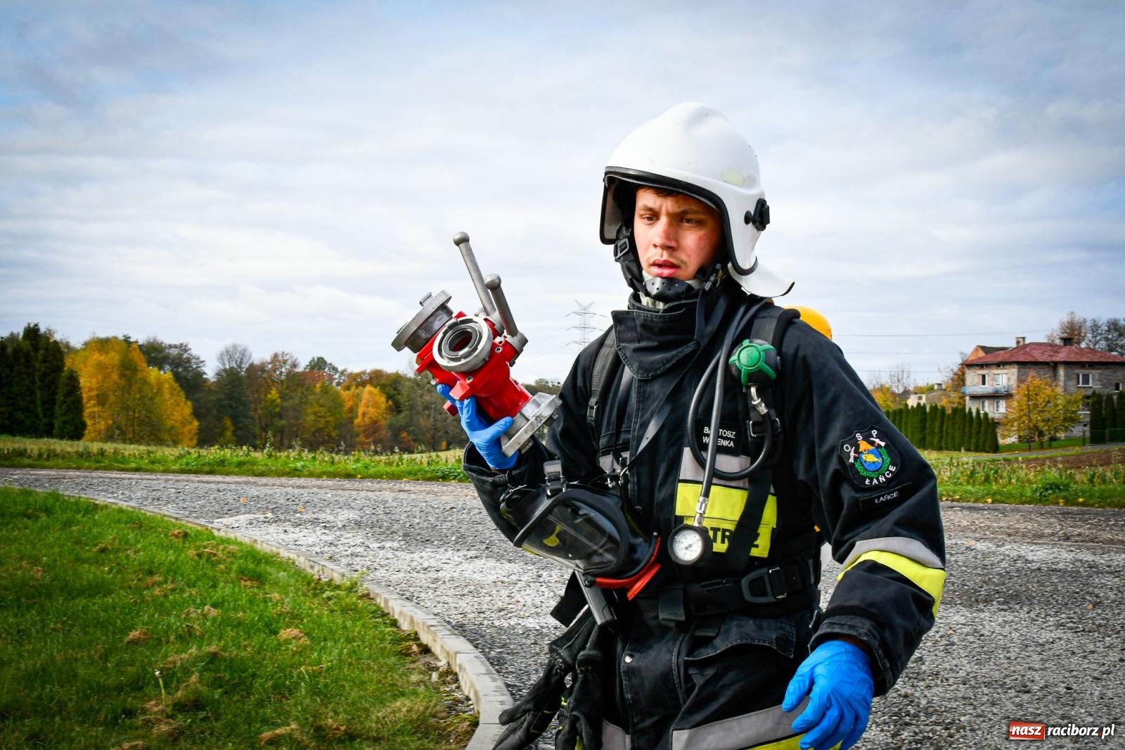Zdjęcie w galerii na portalu naszraciborz.pl: Pożar w fabryce mebli. Ochotnicy z gminy Kornowac ćwiczyli w Rzuchowie wiadomości z regionu