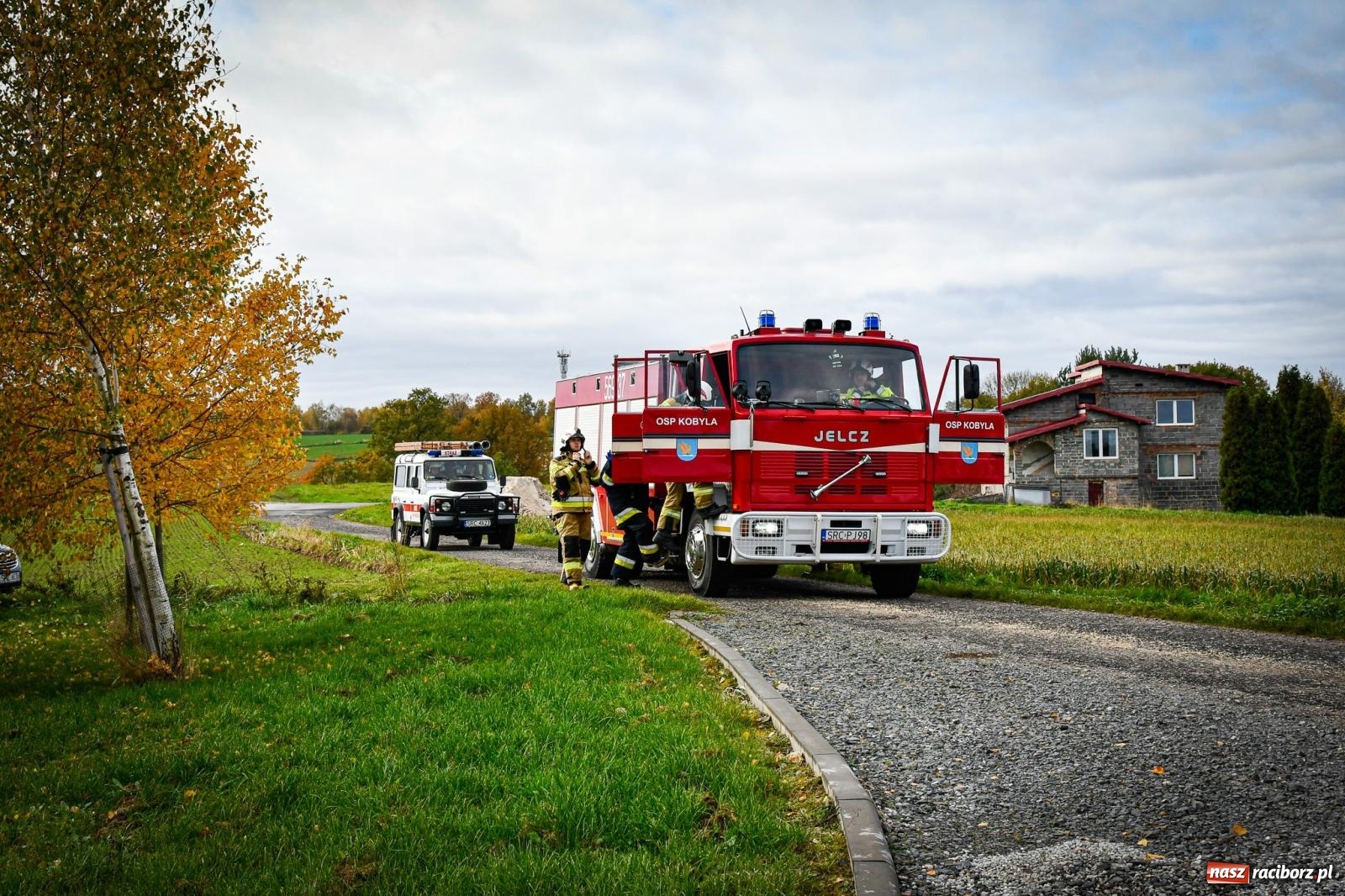 Zdjęcie w galerii na portalu naszraciborz.pl: Pożar w fabryce mebli. Ochotnicy z gminy Kornowac ćwiczyli w Rzuchowie wiadomości z regionu