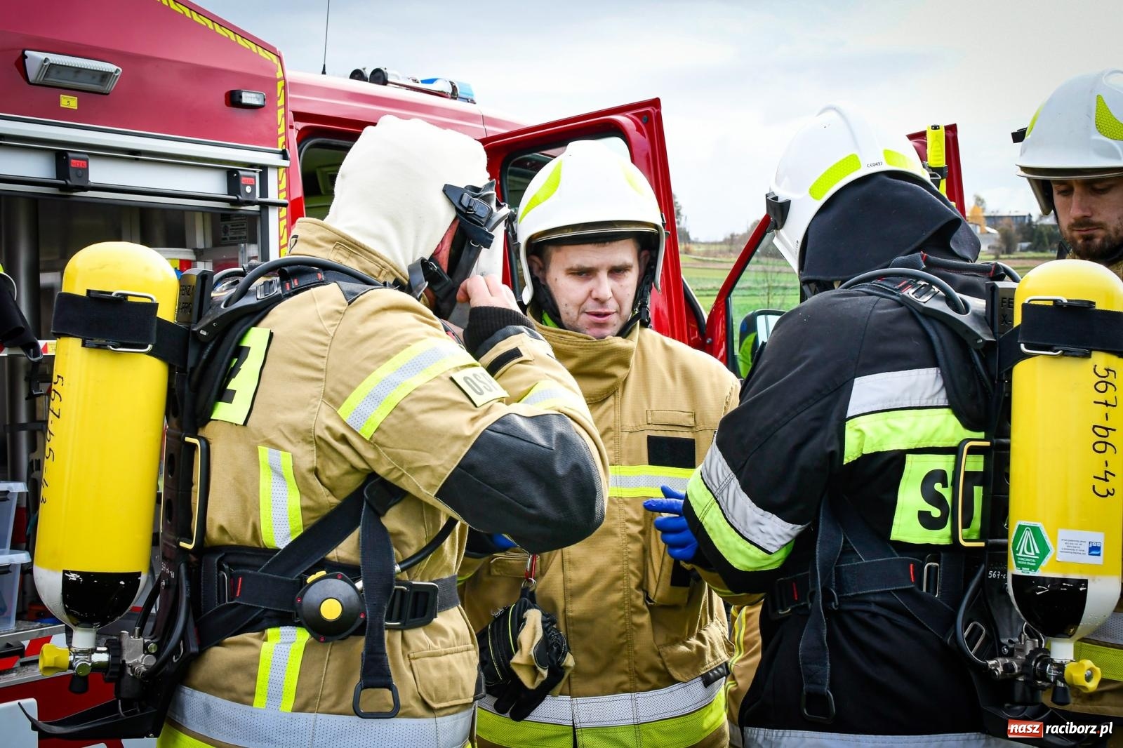 Zdjęcie w galerii na portalu naszraciborz.pl: Pożar w fabryce mebli. Ochotnicy z gminy Kornowac ćwiczyli w Rzuchowie wiadomości z regionu