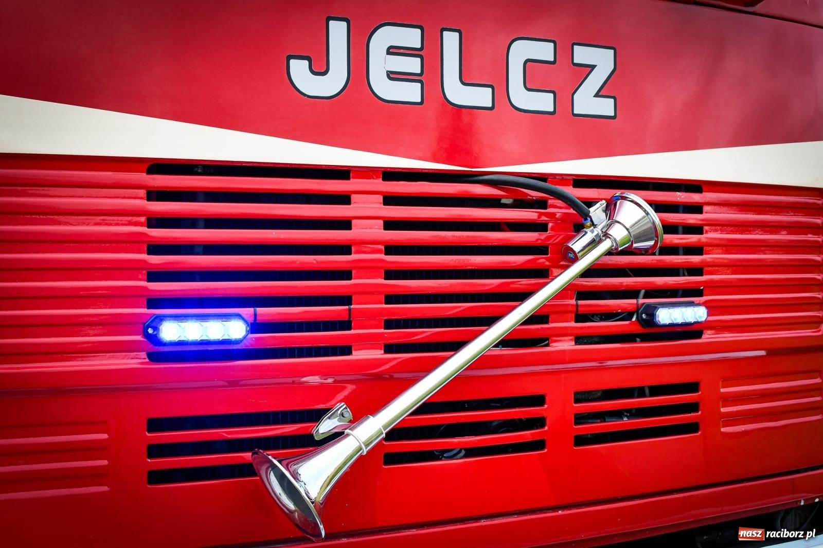 Zdjęcie w galerii na portalu naszraciborz.pl: Pożar w fabryce mebli. Ochotnicy z gminy Kornowac ćwiczyli w Rzuchowie wiadomości z regionu