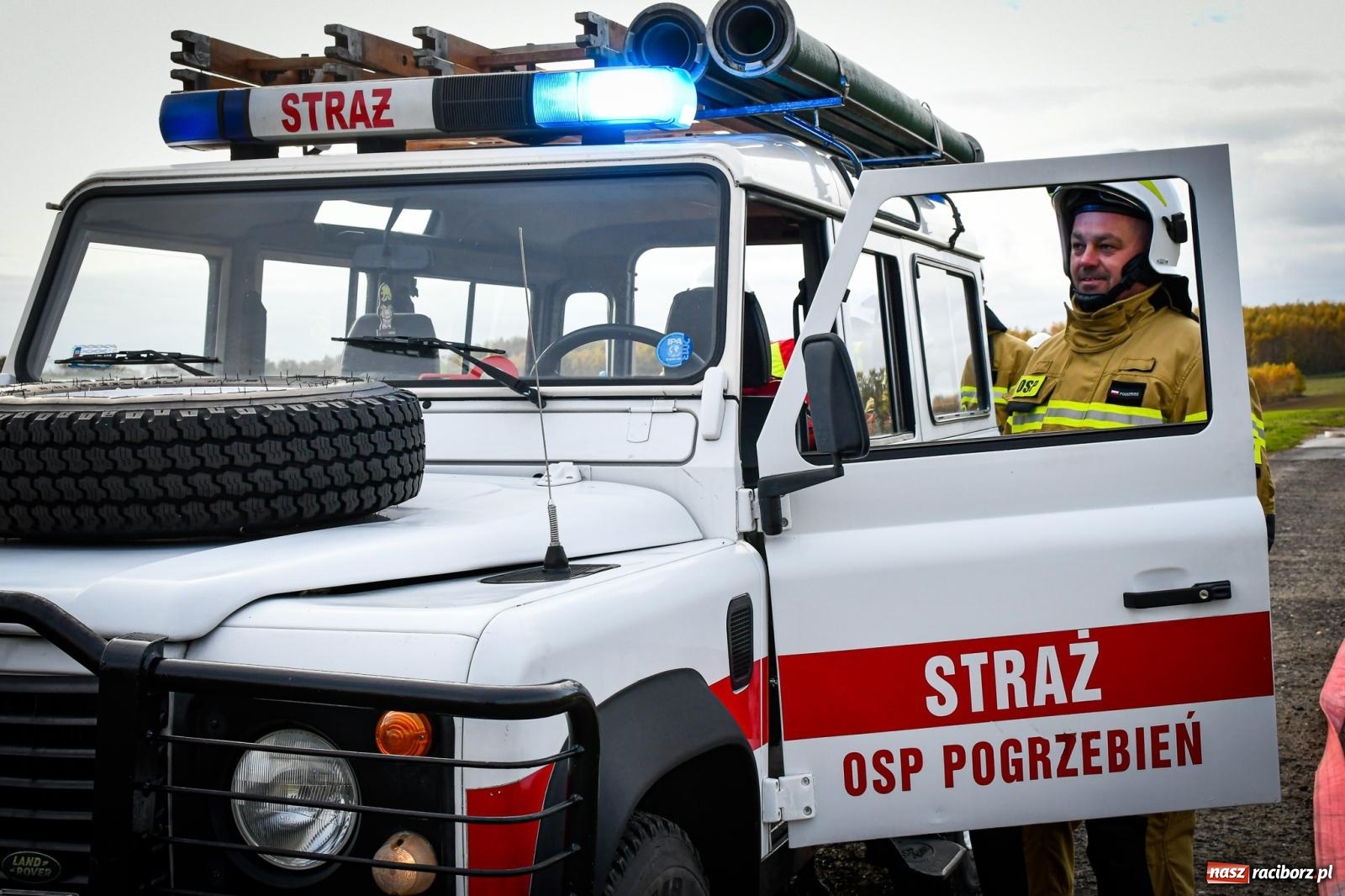 Zdjęcie w galerii na portalu naszraciborz.pl: Pożar w fabryce mebli. Ochotnicy z gminy Kornowac ćwiczyli w Rzuchowie wiadomości z regionu