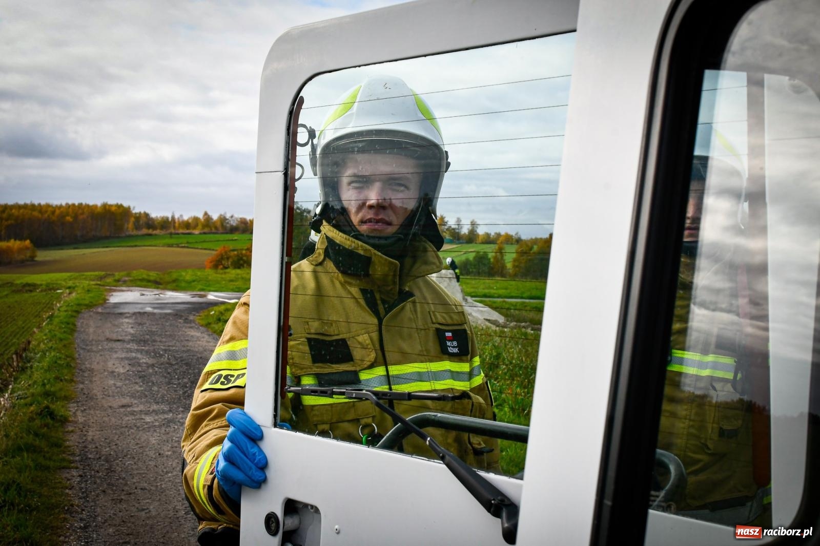 Zdjęcie w galerii na portalu naszraciborz.pl: Pożar w fabryce mebli. Ochotnicy z gminy Kornowac ćwiczyli w Rzuchowie wiadomości z regionu