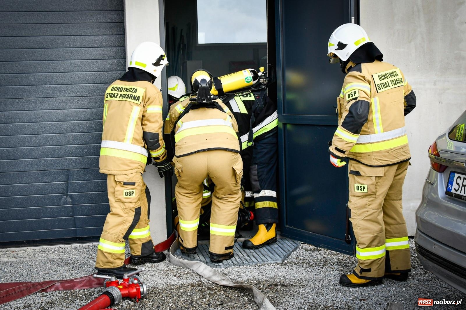 Zdjęcie w galerii na portalu naszraciborz.pl: Pożar w fabryce mebli. Ochotnicy z gminy Kornowac ćwiczyli w Rzuchowie wiadomości z regionu