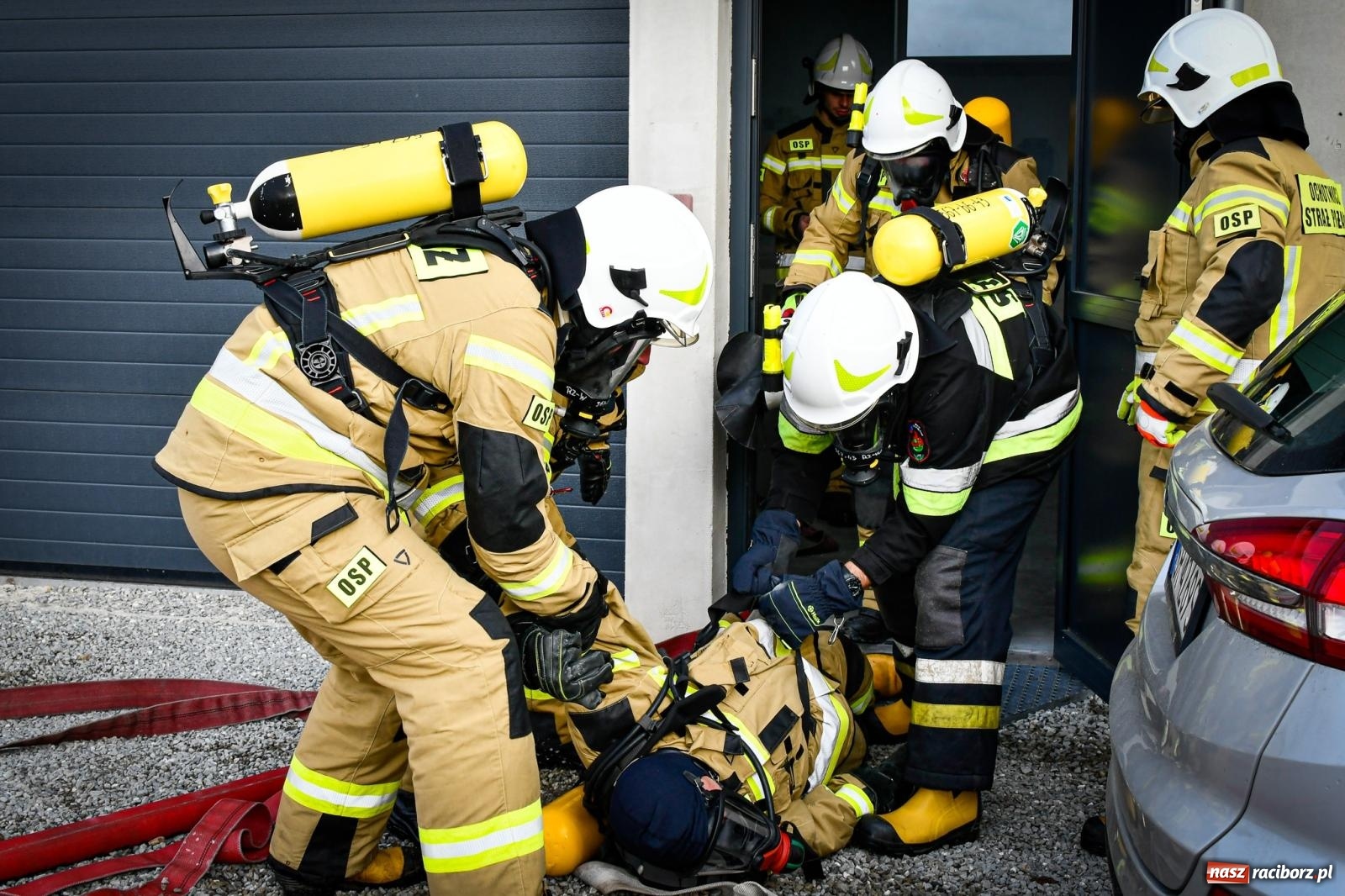 Zdjęcie w galerii na portalu naszraciborz.pl: Pożar w fabryce mebli. Ochotnicy z gminy Kornowac ćwiczyli w Rzuchowie wiadomości z regionu