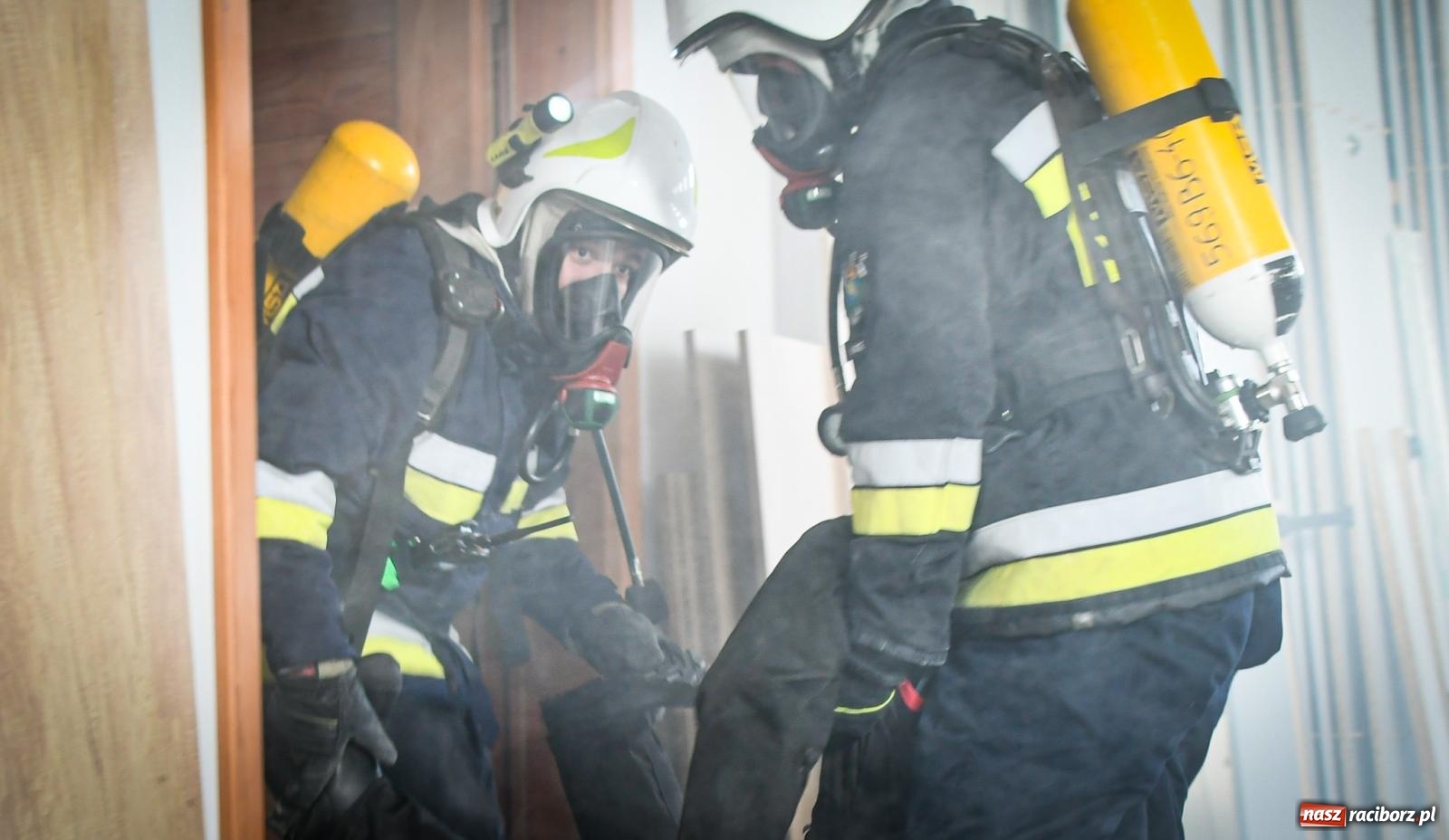 Zdjęcie w galerii na portalu naszraciborz.pl: Pożar w fabryce mebli. Ochotnicy z gminy Kornowac ćwiczyli w Rzuchowie wiadomości z regionu