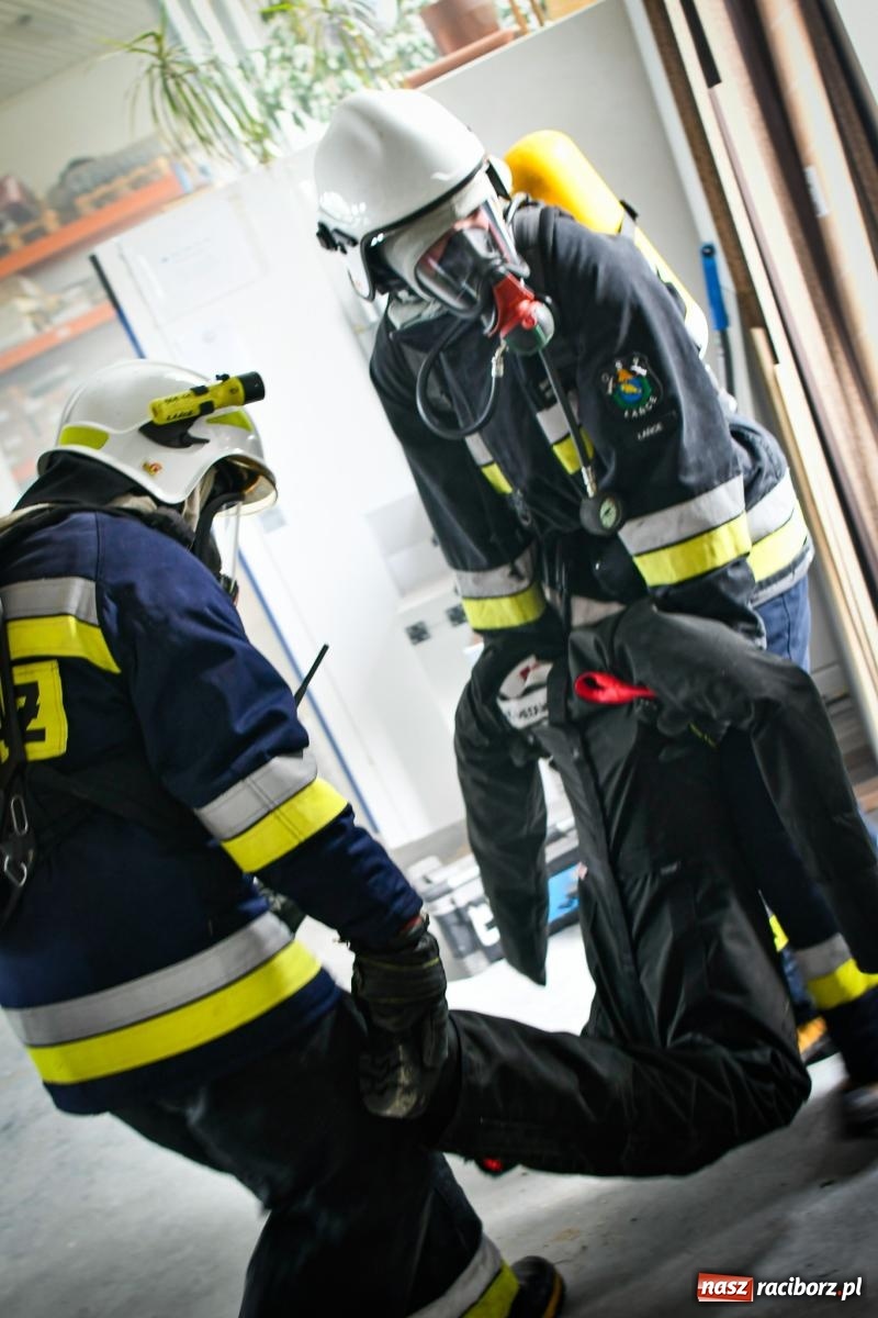 Zdjęcie w galerii na portalu naszraciborz.pl: Pożar w fabryce mebli. Ochotnicy z gminy Kornowac ćwiczyli w Rzuchowie wiadomości z regionu