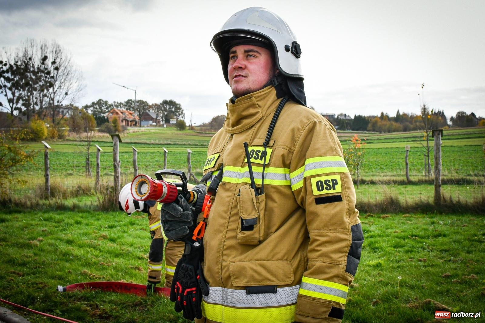 Zdjęcie w galerii na portalu naszraciborz.pl: Pożar w fabryce mebli. Ochotnicy z gminy Kornowac ćwiczyli w Rzuchowie wiadomości z regionu