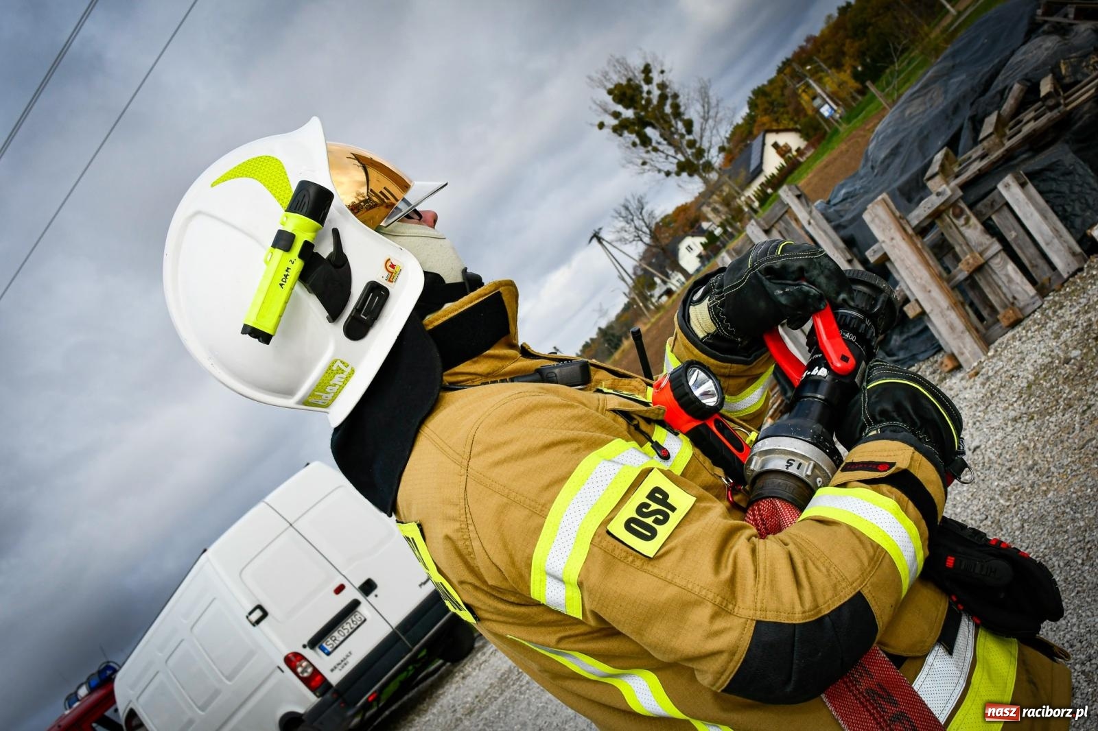Zdjęcie w galerii na portalu naszraciborz.pl: Pożar w fabryce mebli. Ochotnicy z gminy Kornowac ćwiczyli w Rzuchowie wiadomości z regionu