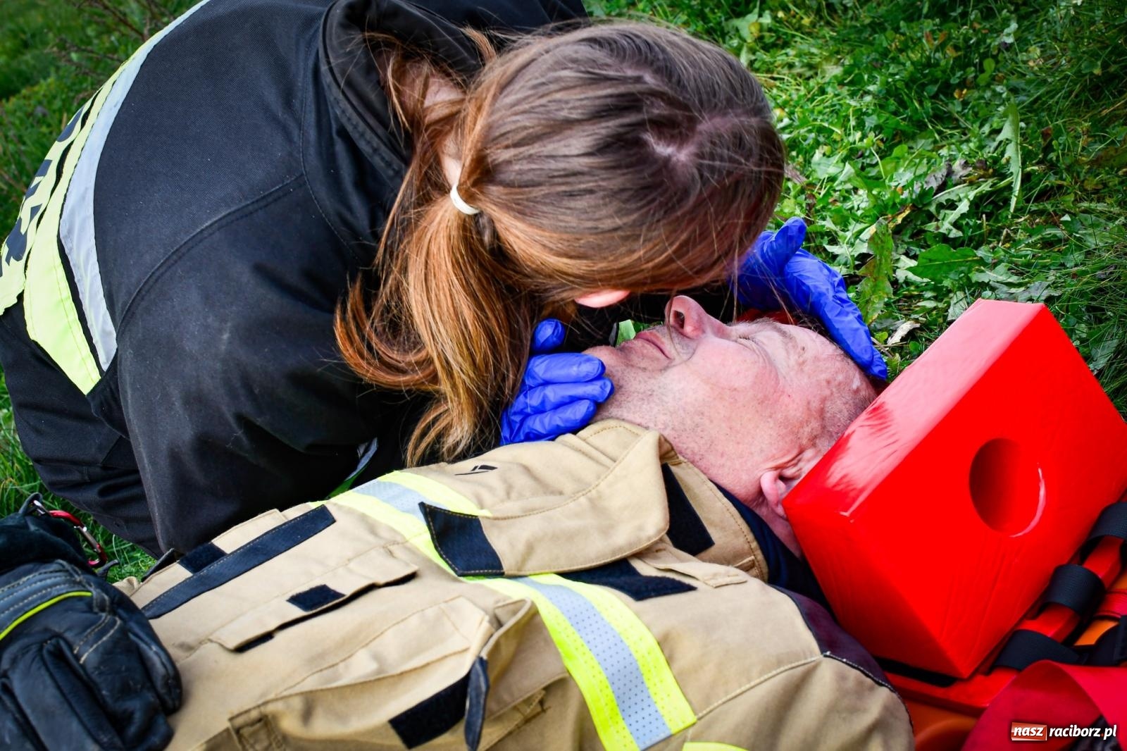 Zdjęcie w galerii na portalu naszraciborz.pl: Pożar w fabryce mebli. Ochotnicy z gminy Kornowac ćwiczyli w Rzuchowie wiadomości z regionu