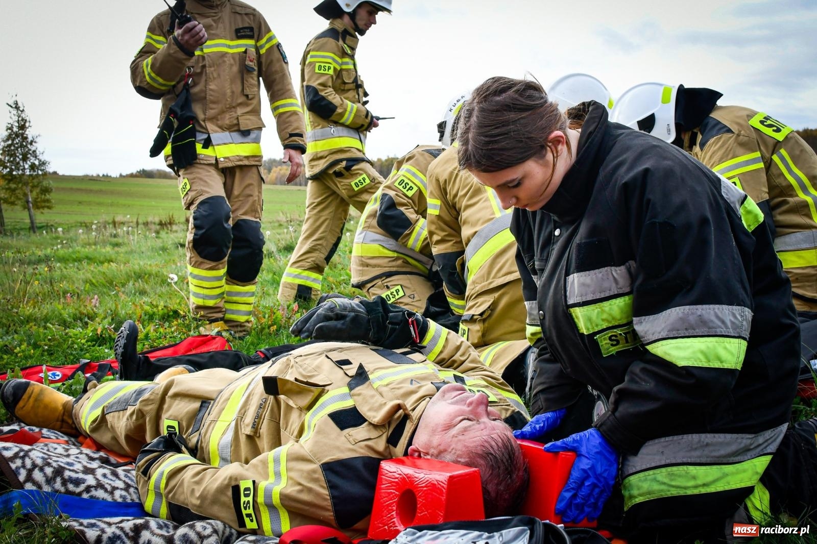 Zdjęcie w galerii na portalu naszraciborz.pl: Pożar w fabryce mebli. Ochotnicy z gminy Kornowac ćwiczyli w Rzuchowie wiadomości z regionu