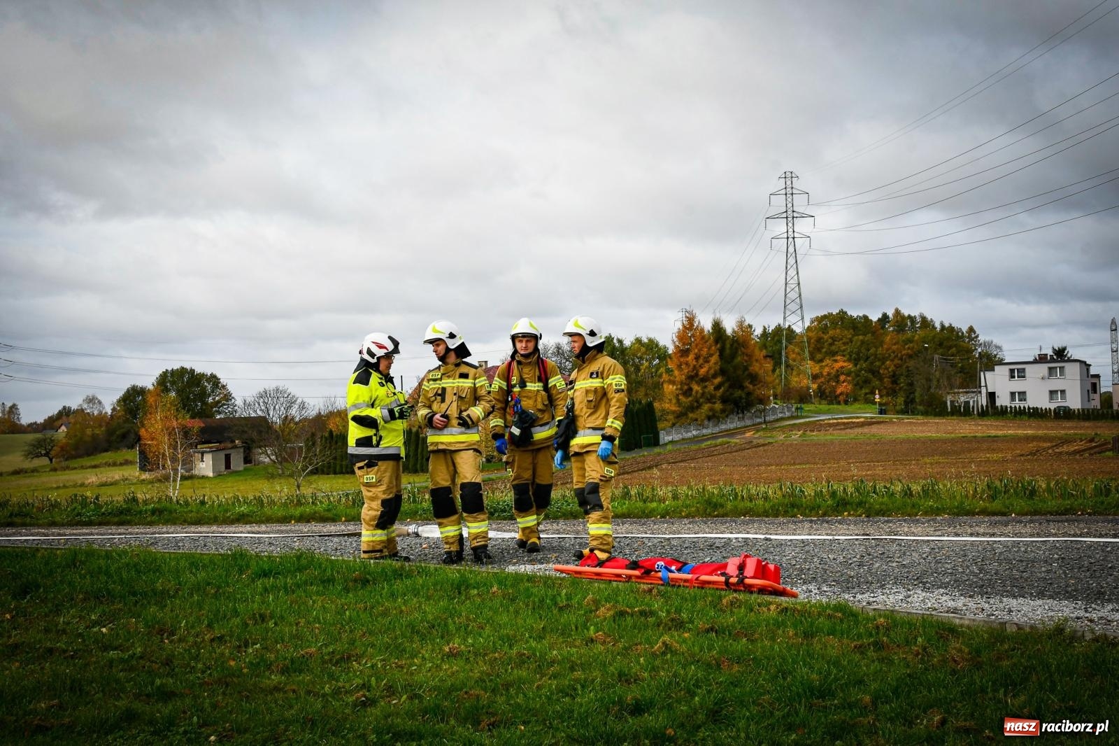 Zdjęcie w galerii na portalu naszraciborz.pl: Pożar w fabryce mebli. Ochotnicy z gminy Kornowac ćwiczyli w Rzuchowie wiadomości z regionu