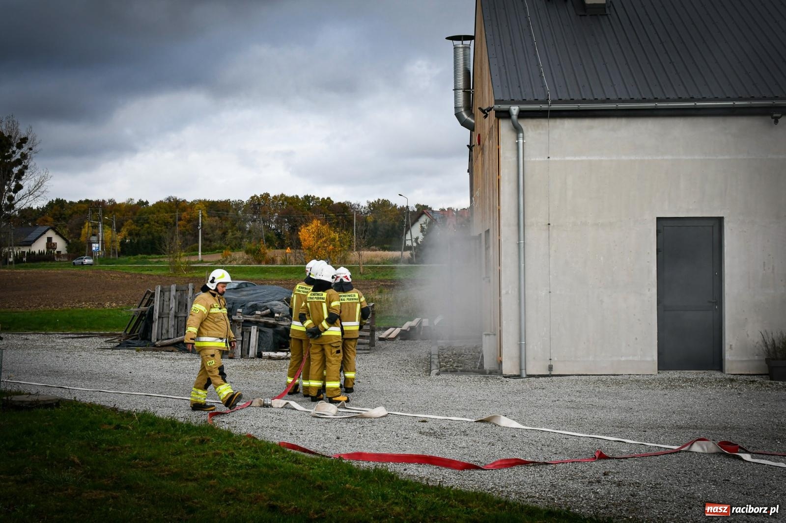 Zdjęcie w galerii na portalu naszraciborz.pl: Pożar w fabryce mebli. Ochotnicy z gminy Kornowac ćwiczyli w Rzuchowie wiadomości z regionu