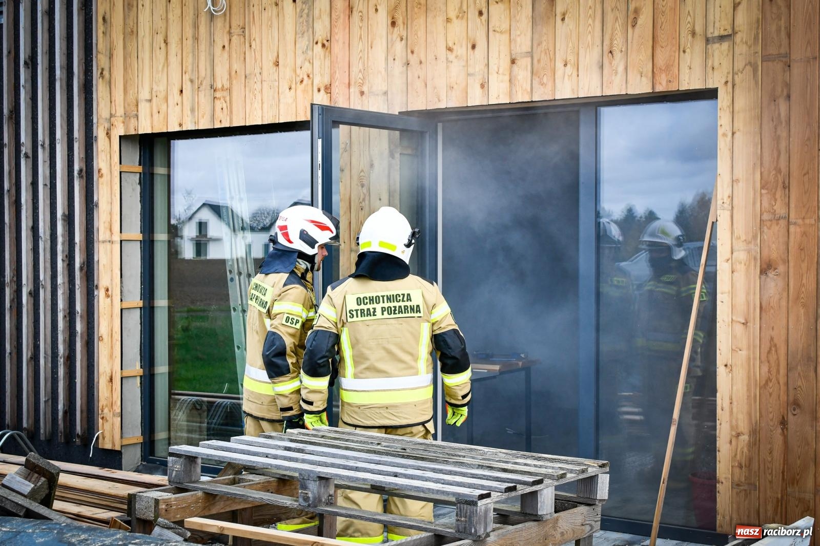 Zdjęcie w galerii na portalu naszraciborz.pl: Pożar w fabryce mebli. Ochotnicy z gminy Kornowac ćwiczyli w Rzuchowie wiadomości z regionu