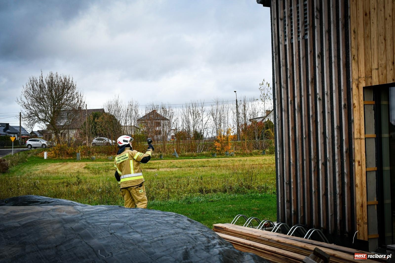 Zdjęcie w galerii na portalu naszraciborz.pl: Pożar w fabryce mebli. Ochotnicy z gminy Kornowac ćwiczyli w Rzuchowie wiadomości z regionu