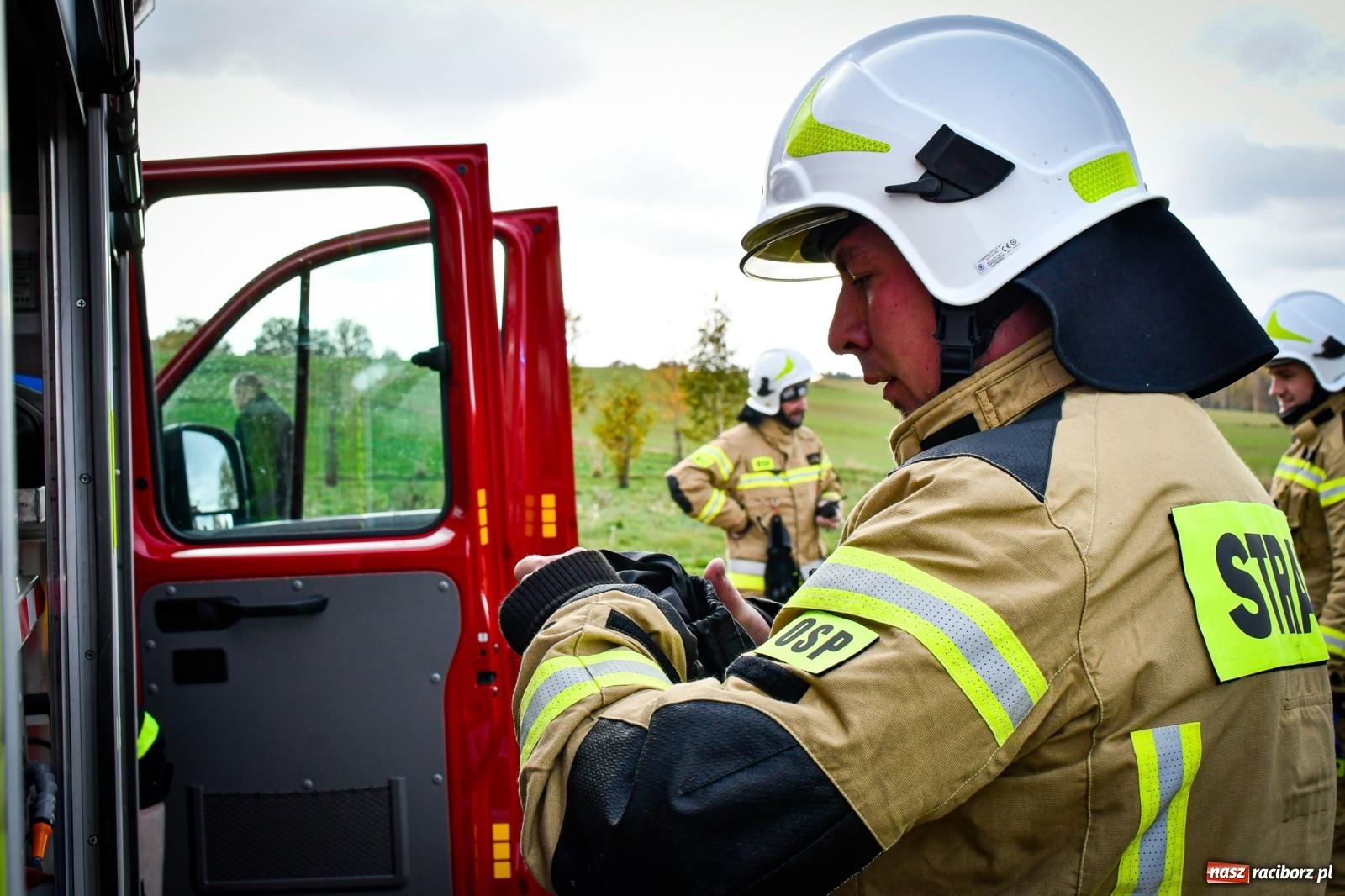 Zdjęcie w galerii na portalu naszraciborz.pl: Pożar w fabryce mebli. Ochotnicy z gminy Kornowac ćwiczyli w Rzuchowie wiadomości z regionu
