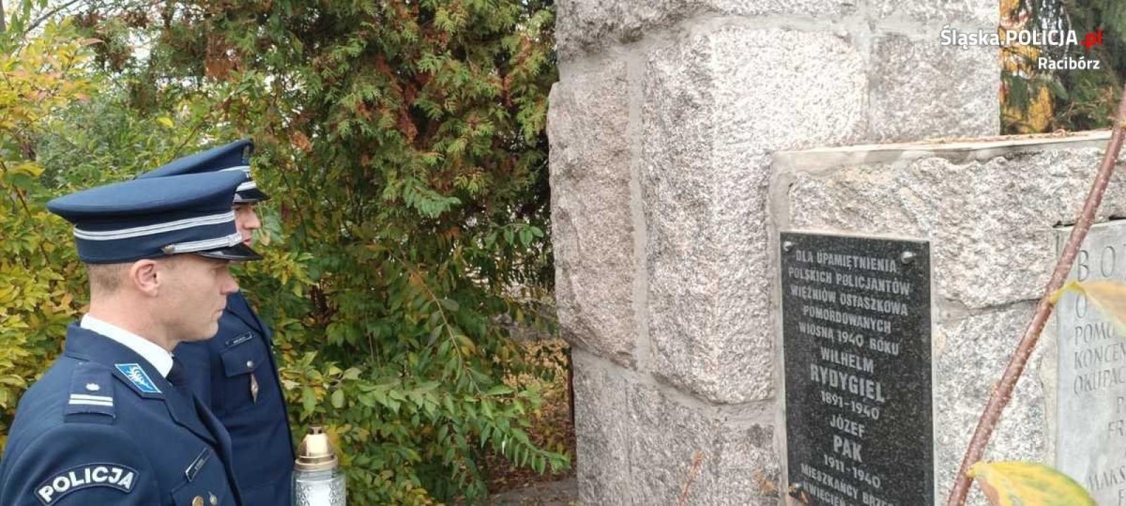 Zdjęcie w galerii na portalu naszraciborz.pl: Komendaci pamiętają o poległych policjantach. Prawnuk zapalił znicz ofierze Stalina wiadomości z regionu