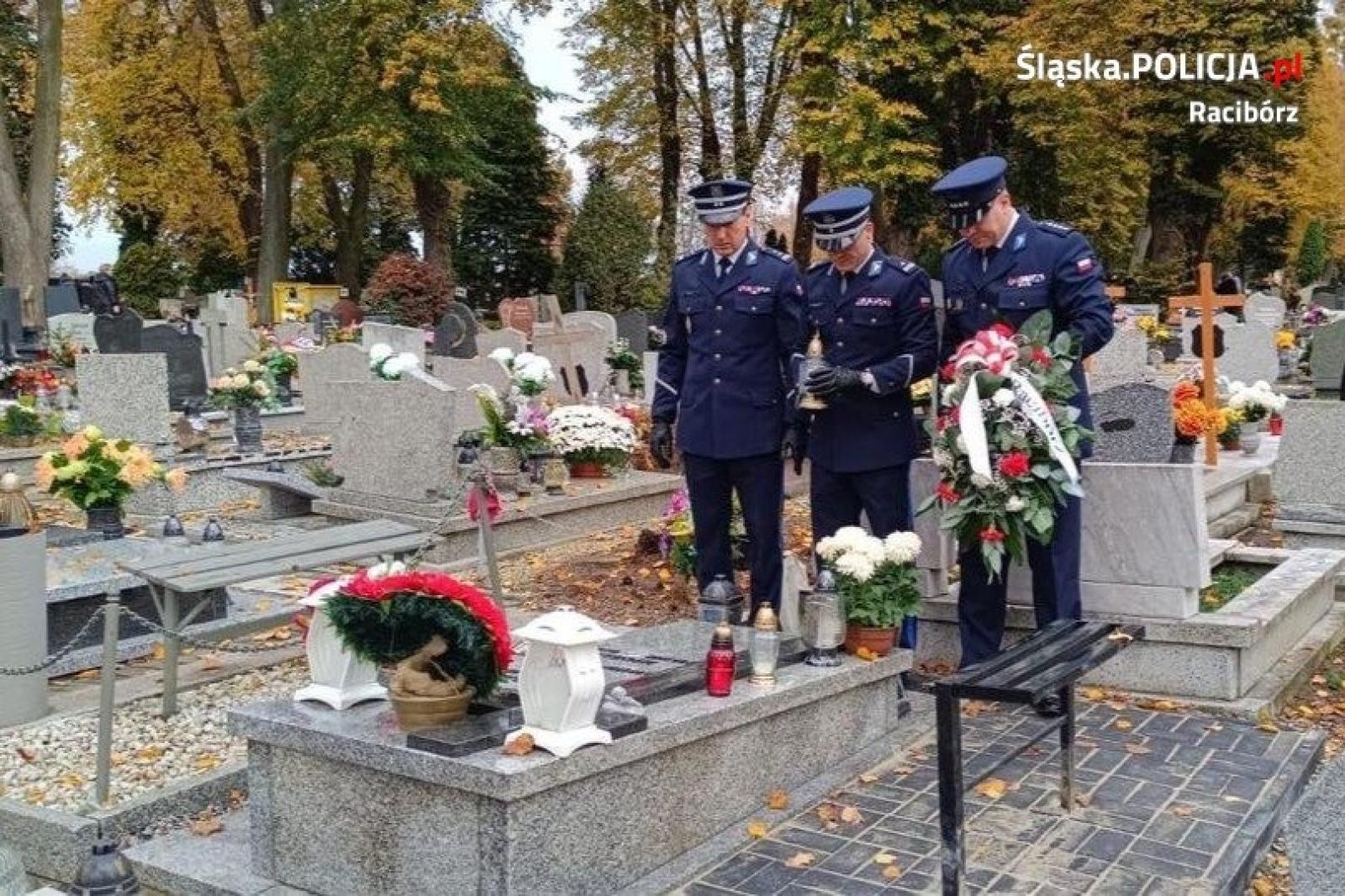 Zdjęcie w galerii na portalu naszraciborz.pl: Komendaci pamiętają o poległych policjantach. Prawnuk zapalił znicz ofierze Stalina wiadomości z regionu