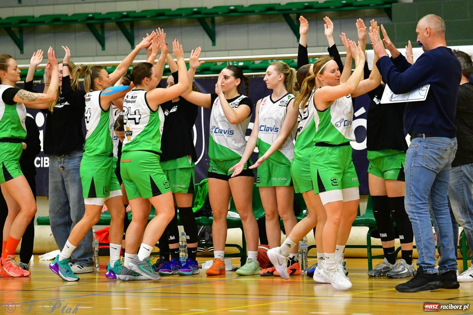 Zdjęcie w galerii na portalu naszraciborz.pl: Koszykówka. Cenna wygrana RKK AZS Racibórz [FOTO] wiadomości z regionu