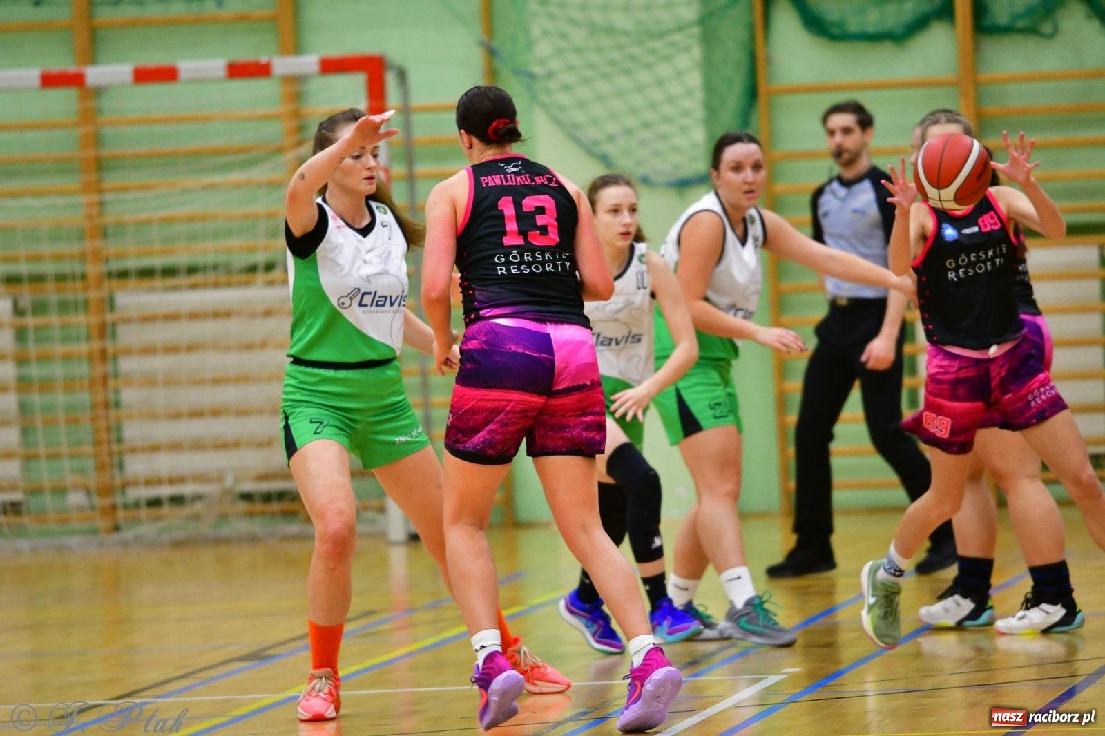 Zdjęcie w galerii na portalu naszraciborz.pl: Koszykówka. Cenna wygrana RKK AZS Racibórz [FOTO] wiadomości z regionu