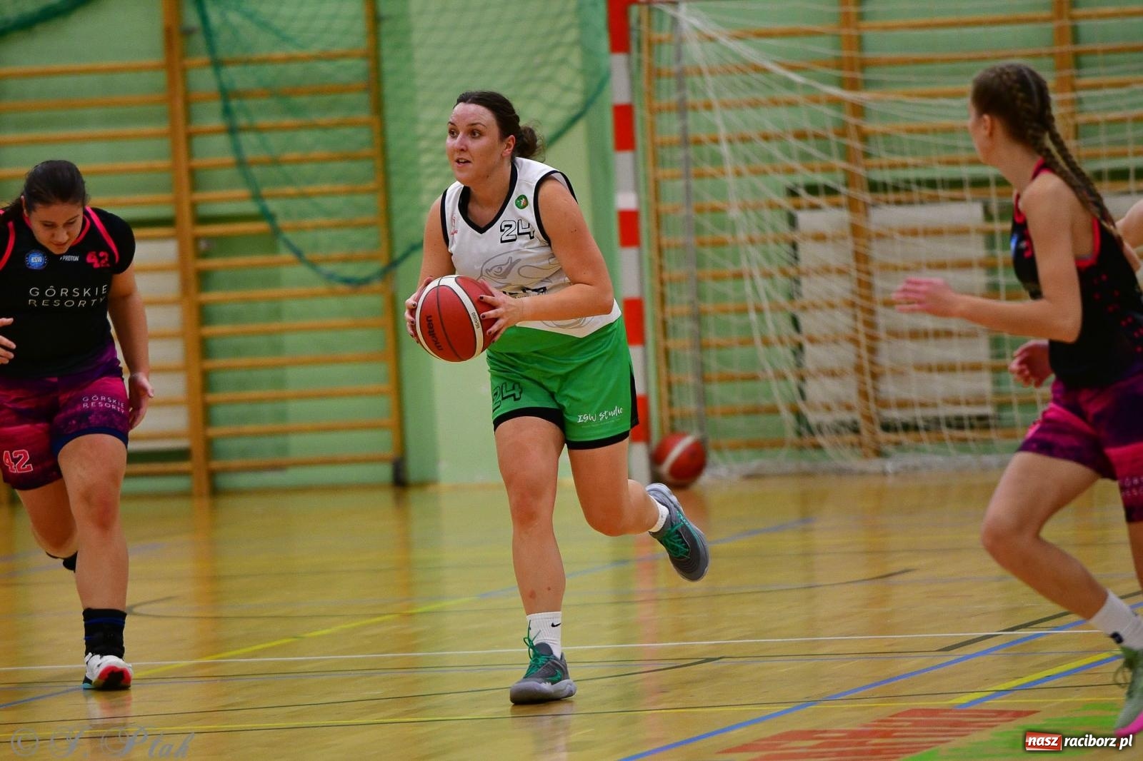 Zdjęcie w galerii na portalu naszraciborz.pl: Koszykówka. Cenna wygrana RKK AZS Racibórz [FOTO] wiadomości z regionu