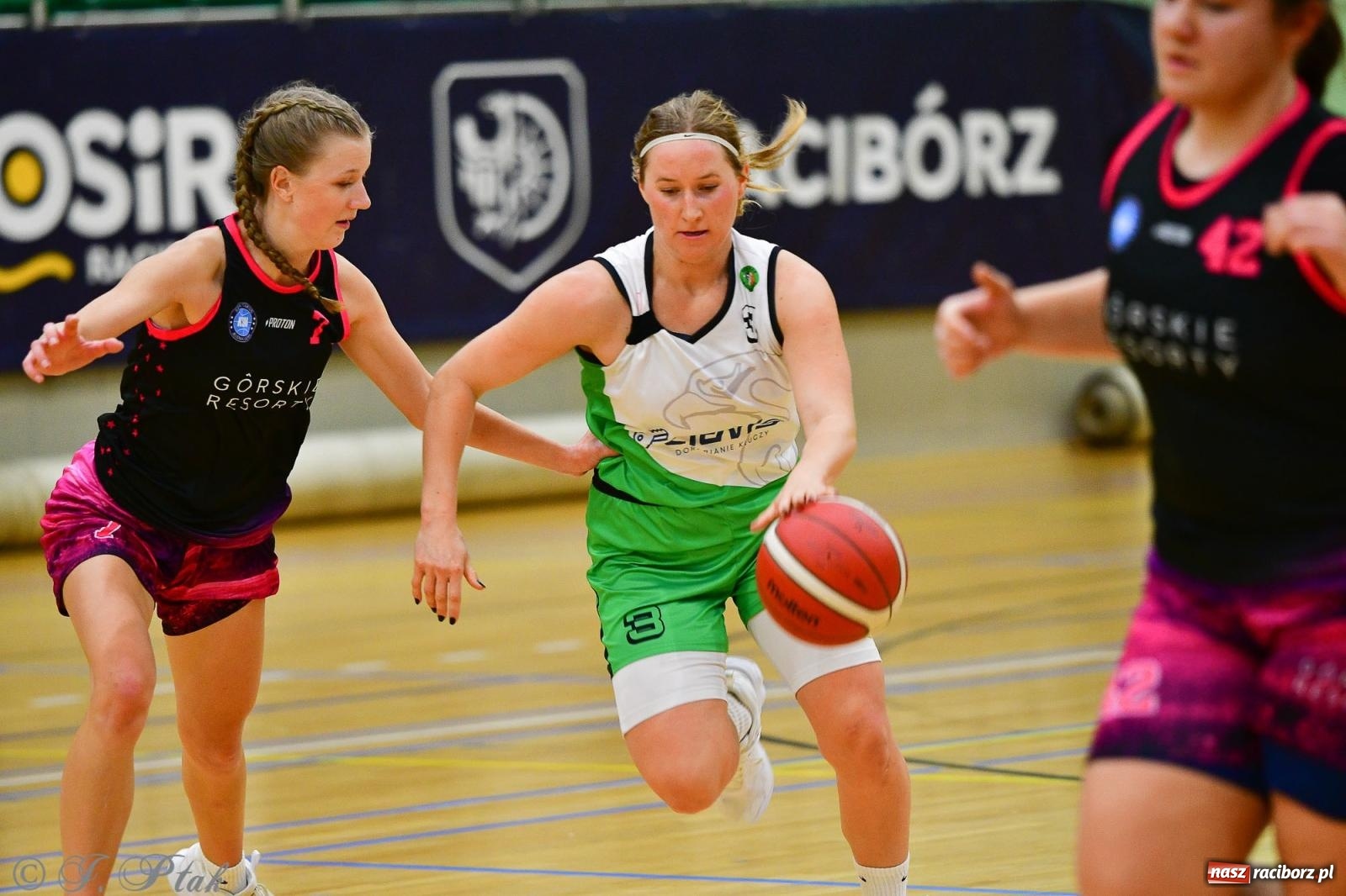 Zdjęcie w galerii na portalu naszraciborz.pl: Koszykówka. Cenna wygrana RKK AZS Racibórz [FOTO] wiadomości z regionu