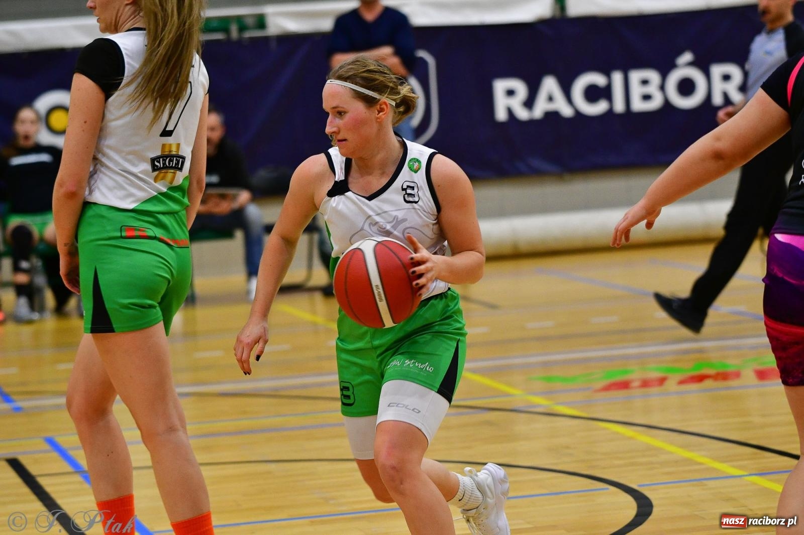 Zdjęcie w galerii na portalu naszraciborz.pl: Koszykówka. Cenna wygrana RKK AZS Racibórz [FOTO] wiadomości z regionu