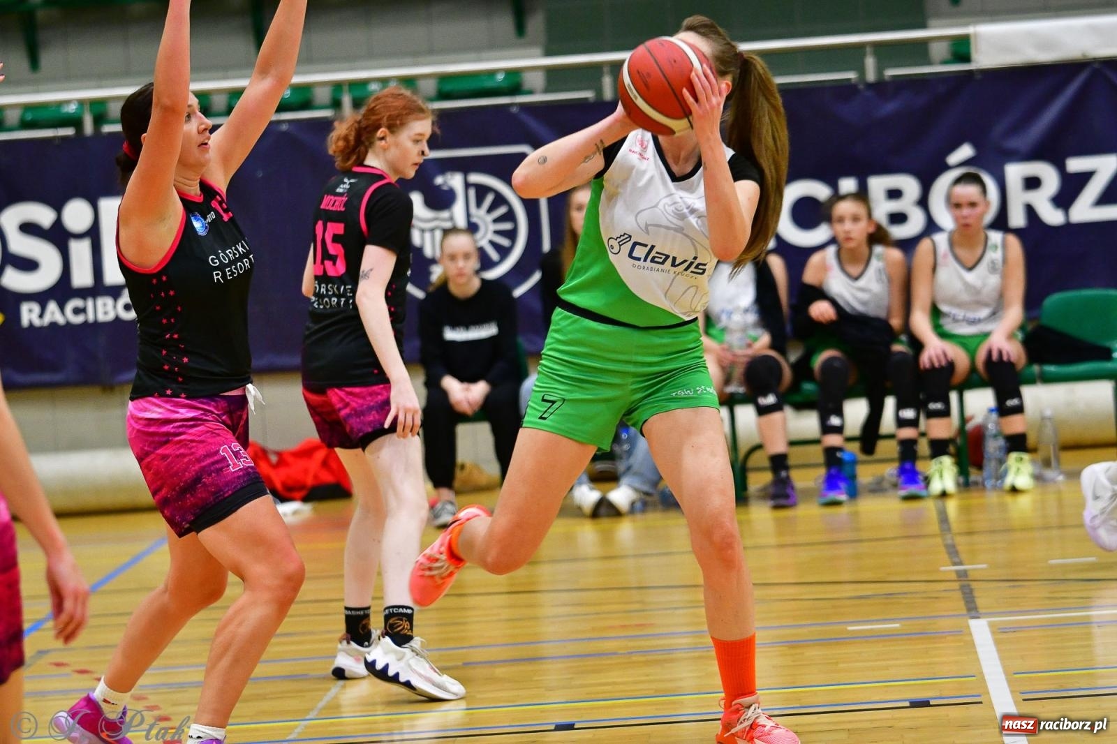 Zdjęcie w galerii na portalu naszraciborz.pl: Koszykówka. Cenna wygrana RKK AZS Racibórz [FOTO] wiadomości z regionu