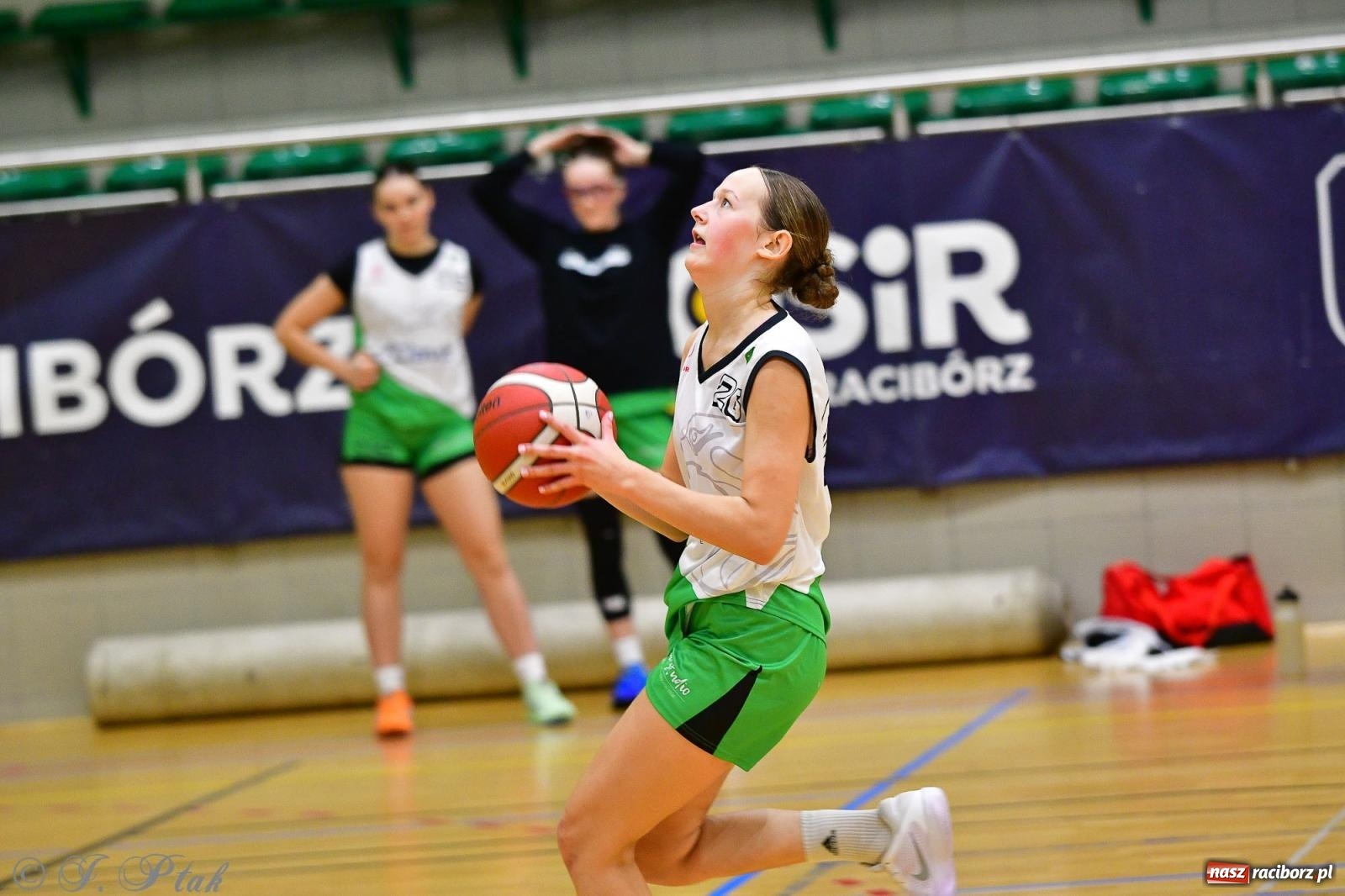 Zdjęcie w galerii na portalu naszraciborz.pl: Koszykówka. Cenna wygrana RKK AZS Racibórz [FOTO] wiadomości z regionu