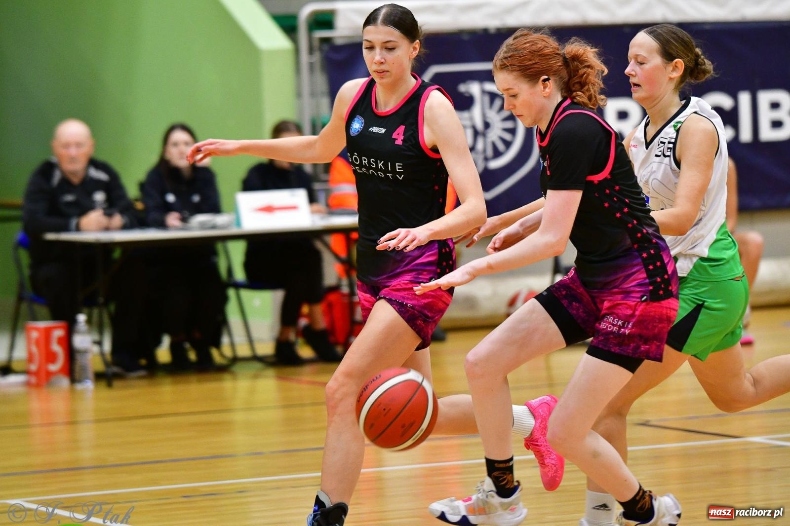 Zdjęcie w galerii na portalu naszraciborz.pl: Koszykówka. Cenna wygrana RKK AZS Racibórz [FOTO] wiadomości z regionu