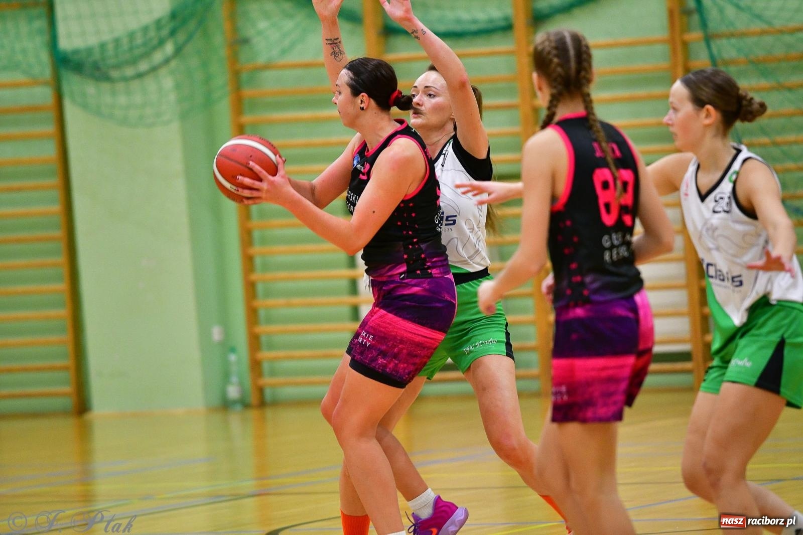 Zdjęcie w galerii na portalu naszraciborz.pl: Koszykówka. Cenna wygrana RKK AZS Racibórz [FOTO] wiadomości z regionu