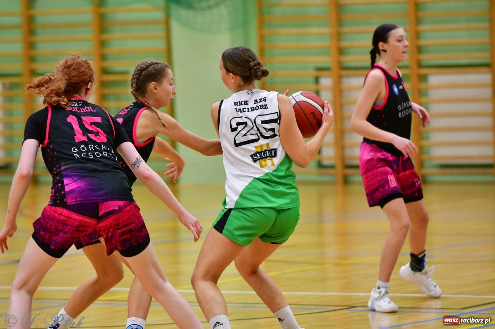Zdjęcie w galerii na portalu naszraciborz.pl: Koszykówka. Cenna wygrana RKK AZS Racibórz [FOTO] wiadomości z regionu