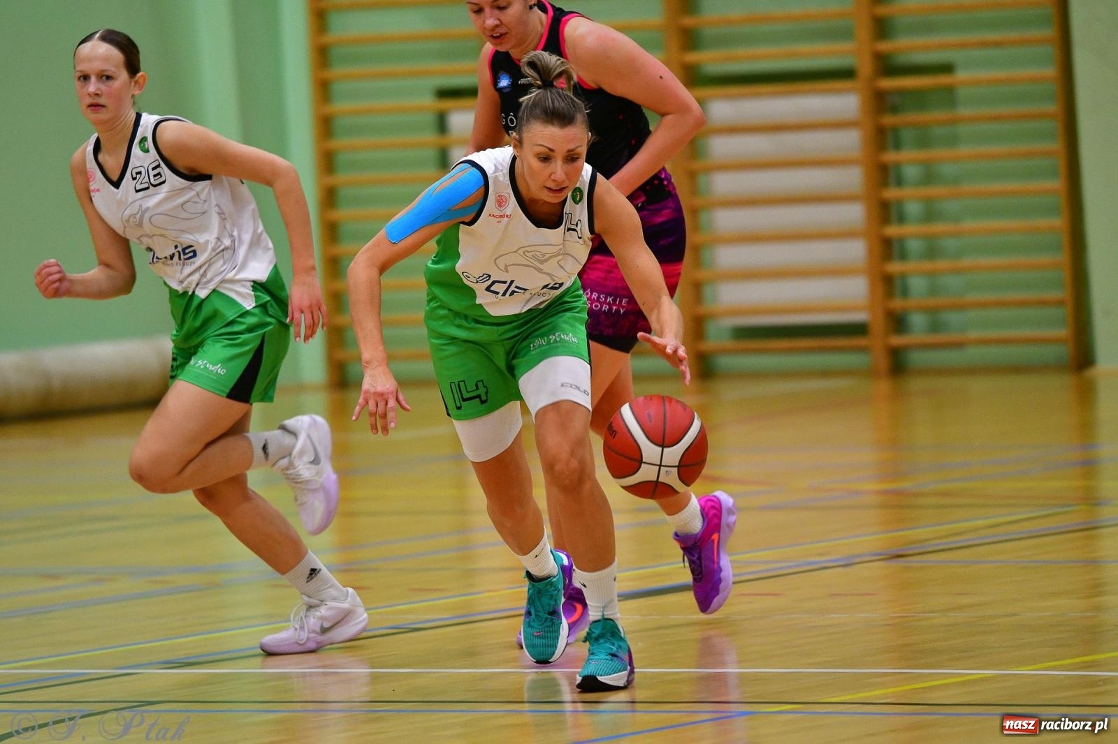 Zdjęcie w galerii na portalu naszraciborz.pl: Koszykówka. Cenna wygrana RKK AZS Racibórz [FOTO] wiadomości z regionu