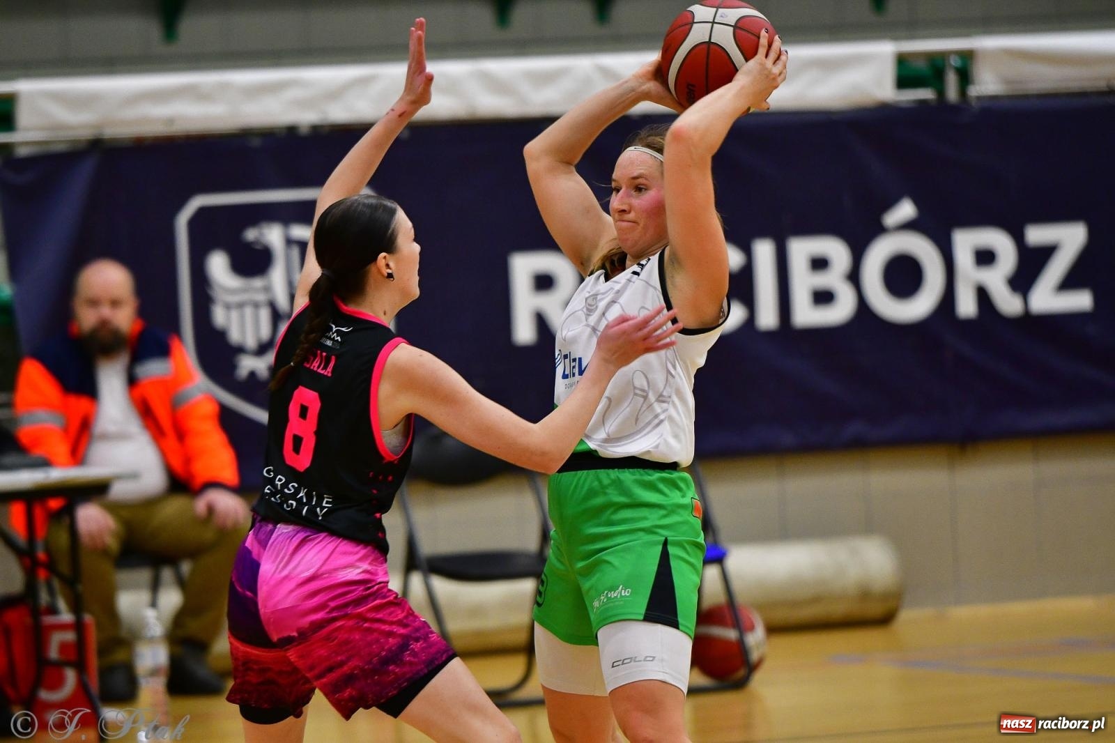 Zdjęcie w galerii na portalu naszraciborz.pl: Koszykówka. Cenna wygrana RKK AZS Racibórz [FOTO] wiadomości z regionu