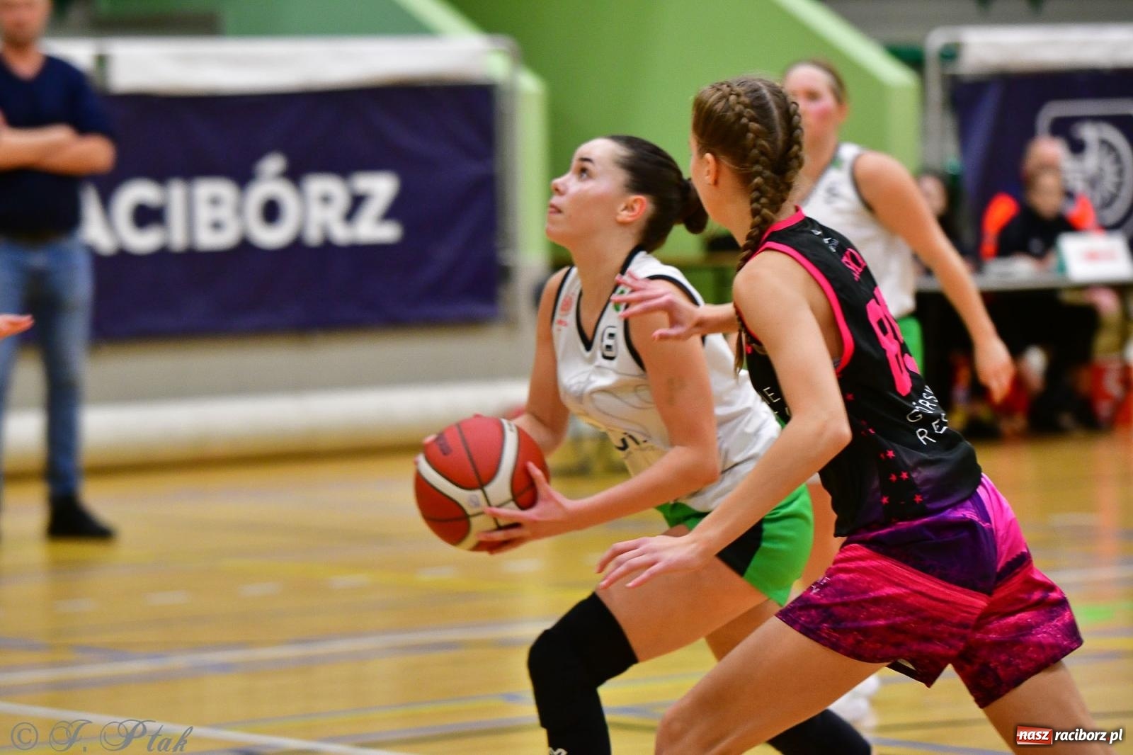 Zdjęcie w galerii na portalu naszraciborz.pl: Koszykówka. Cenna wygrana RKK AZS Racibórz [FOTO] wiadomości z regionu