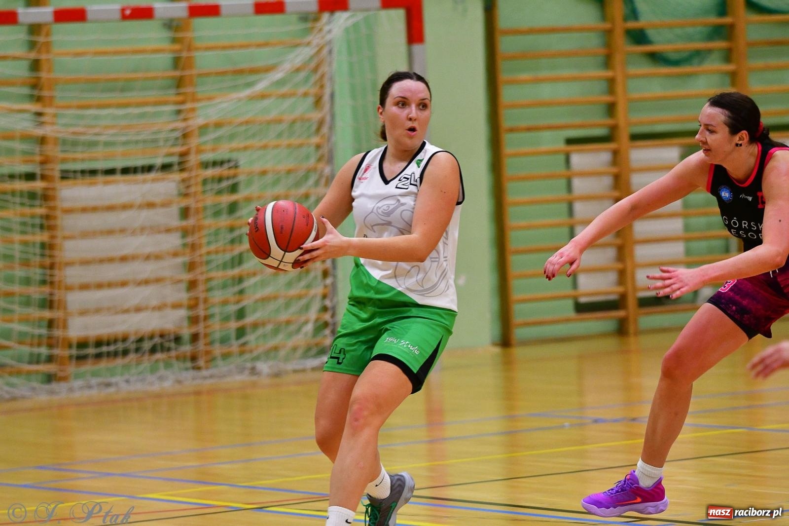 Zdjęcie w galerii na portalu naszraciborz.pl: Koszykówka. Cenna wygrana RKK AZS Racibórz [FOTO] wiadomości z regionu