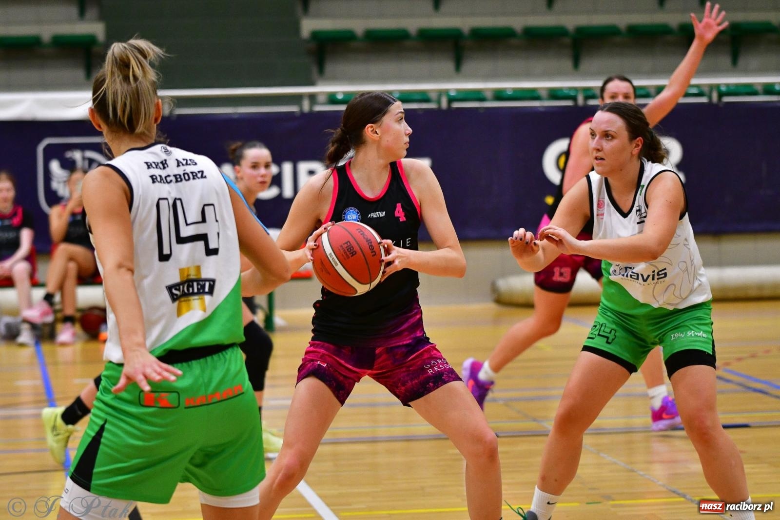 Zdjęcie w galerii na portalu naszraciborz.pl: Koszykówka. Cenna wygrana RKK AZS Racibórz [FOTO] wiadomości z regionu