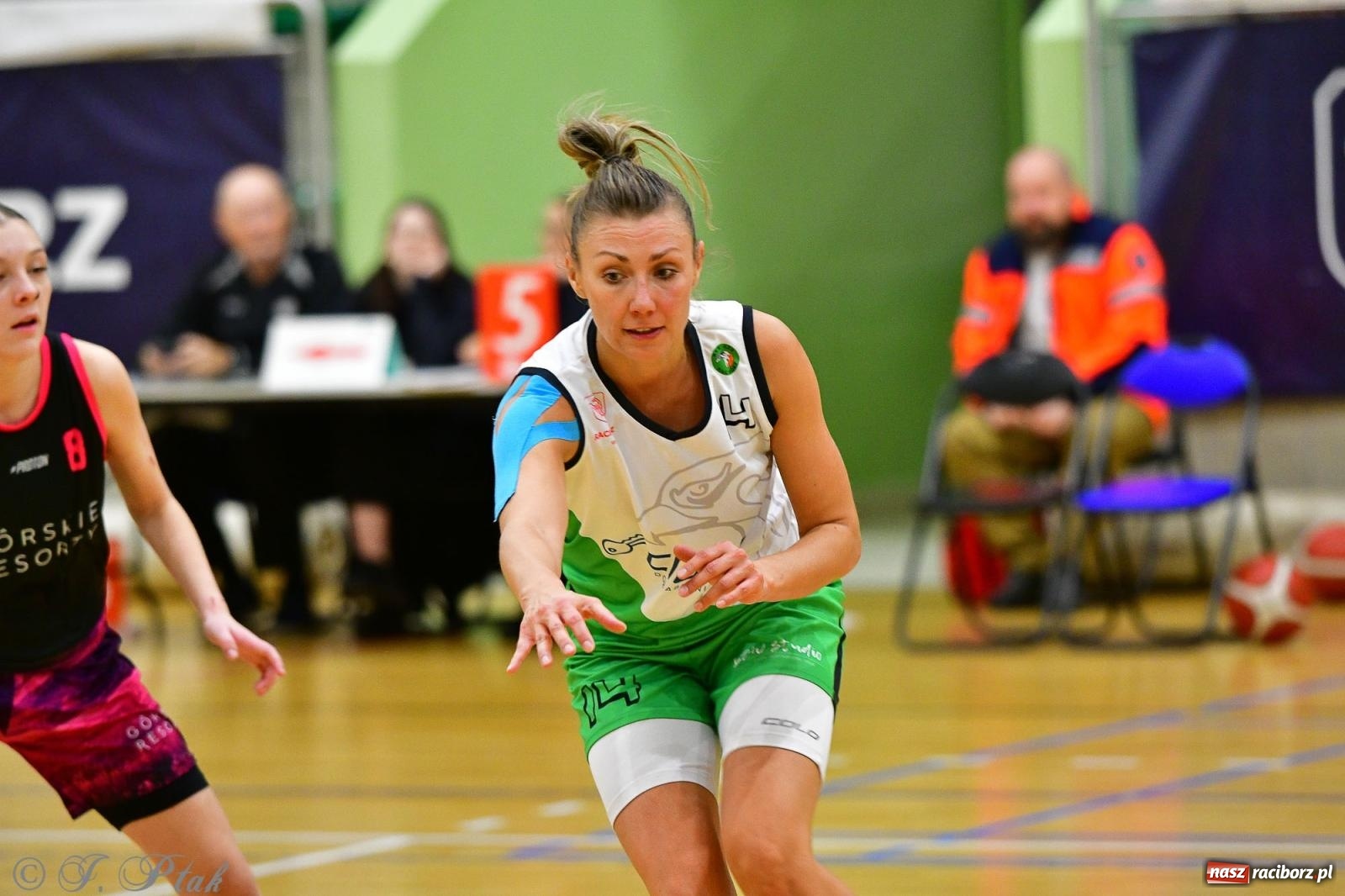 Zdjęcie w galerii na portalu naszraciborz.pl: Koszykówka. Cenna wygrana RKK AZS Racibórz [FOTO] wiadomości z regionu