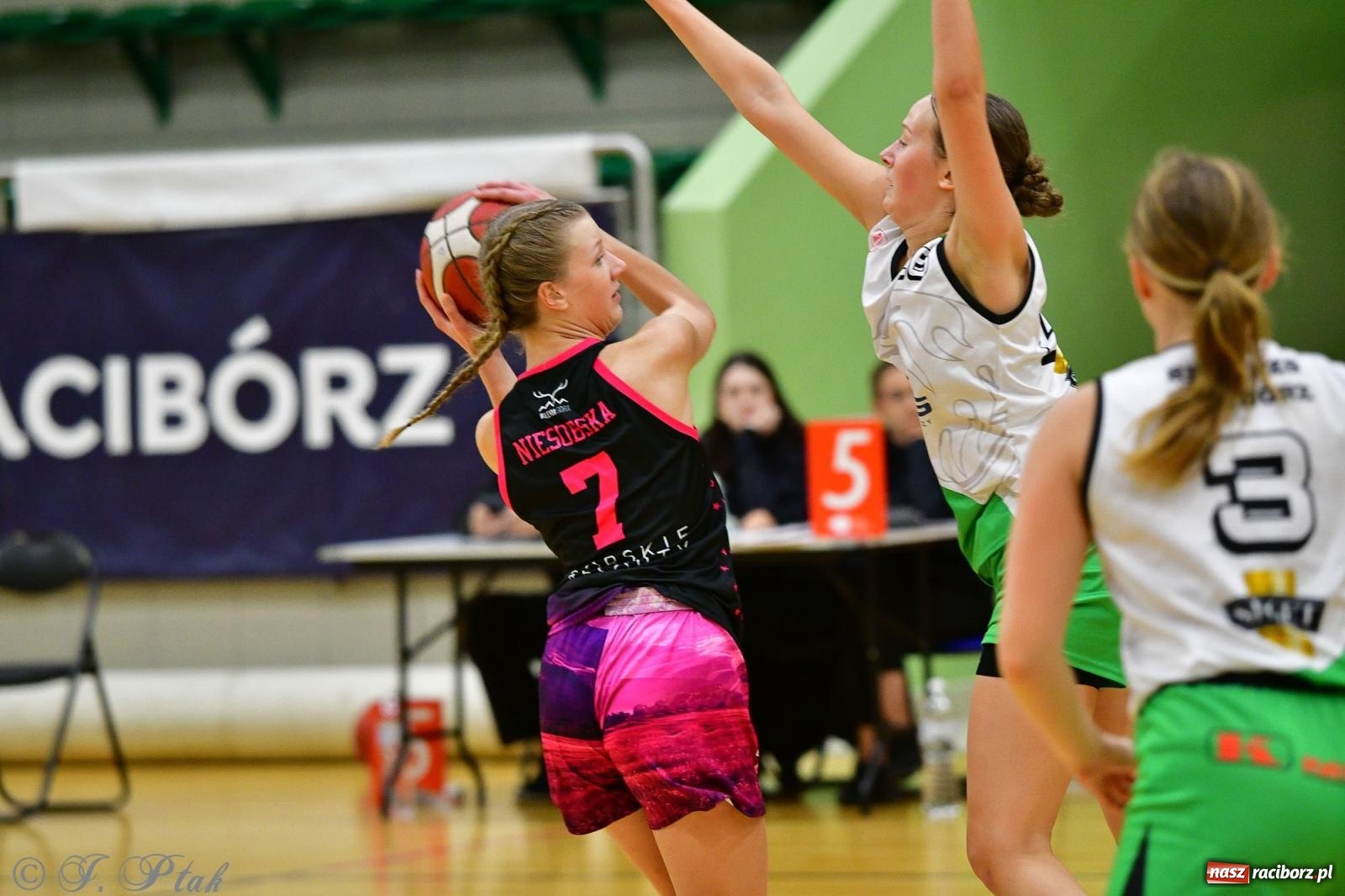 Zdjęcie w galerii na portalu naszraciborz.pl: Koszykówka. Cenna wygrana RKK AZS Racibórz [FOTO] wiadomości z regionu