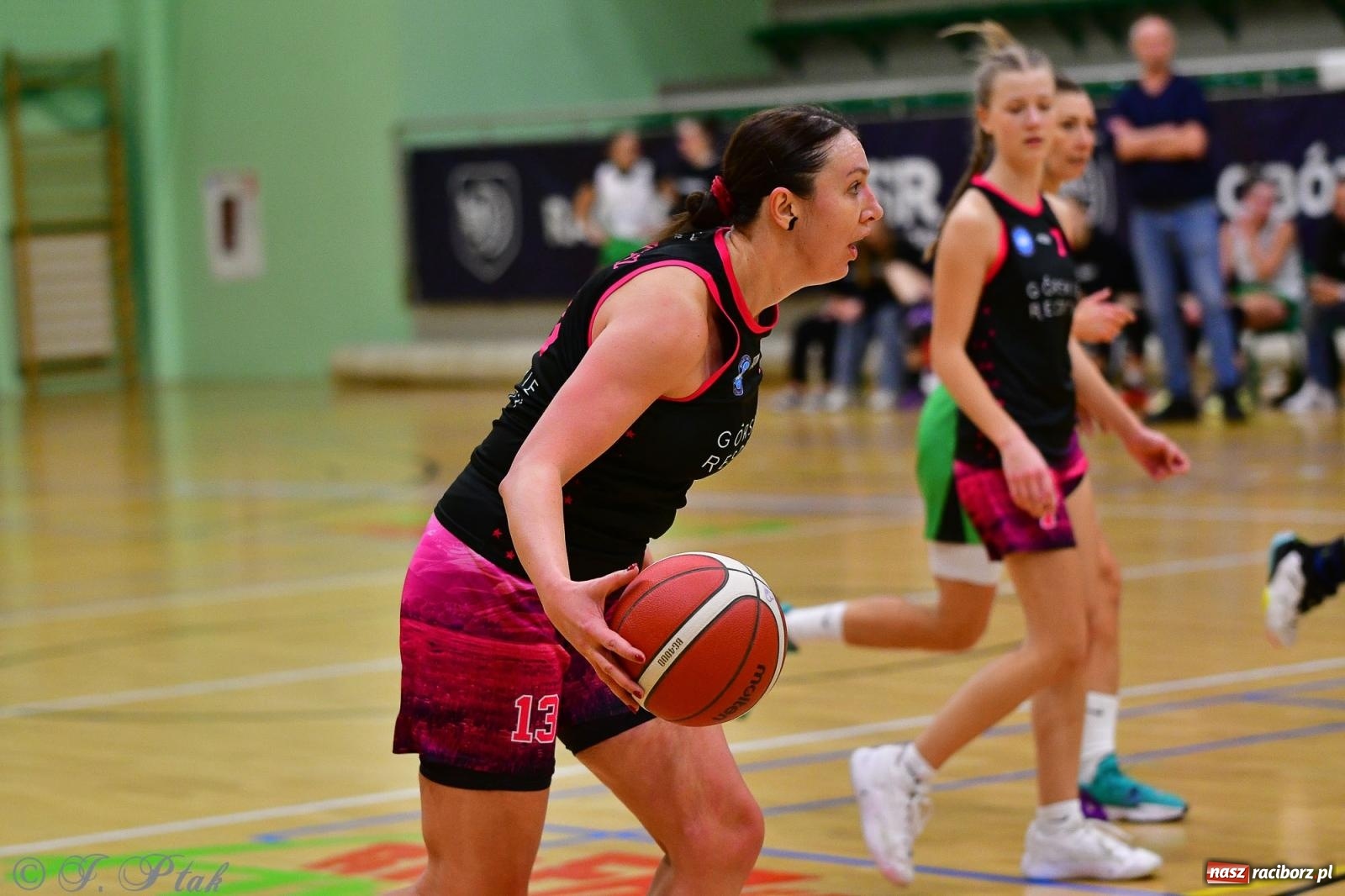 Zdjęcie w galerii na portalu naszraciborz.pl: Koszykówka. Cenna wygrana RKK AZS Racibórz [FOTO] wiadomości z regionu